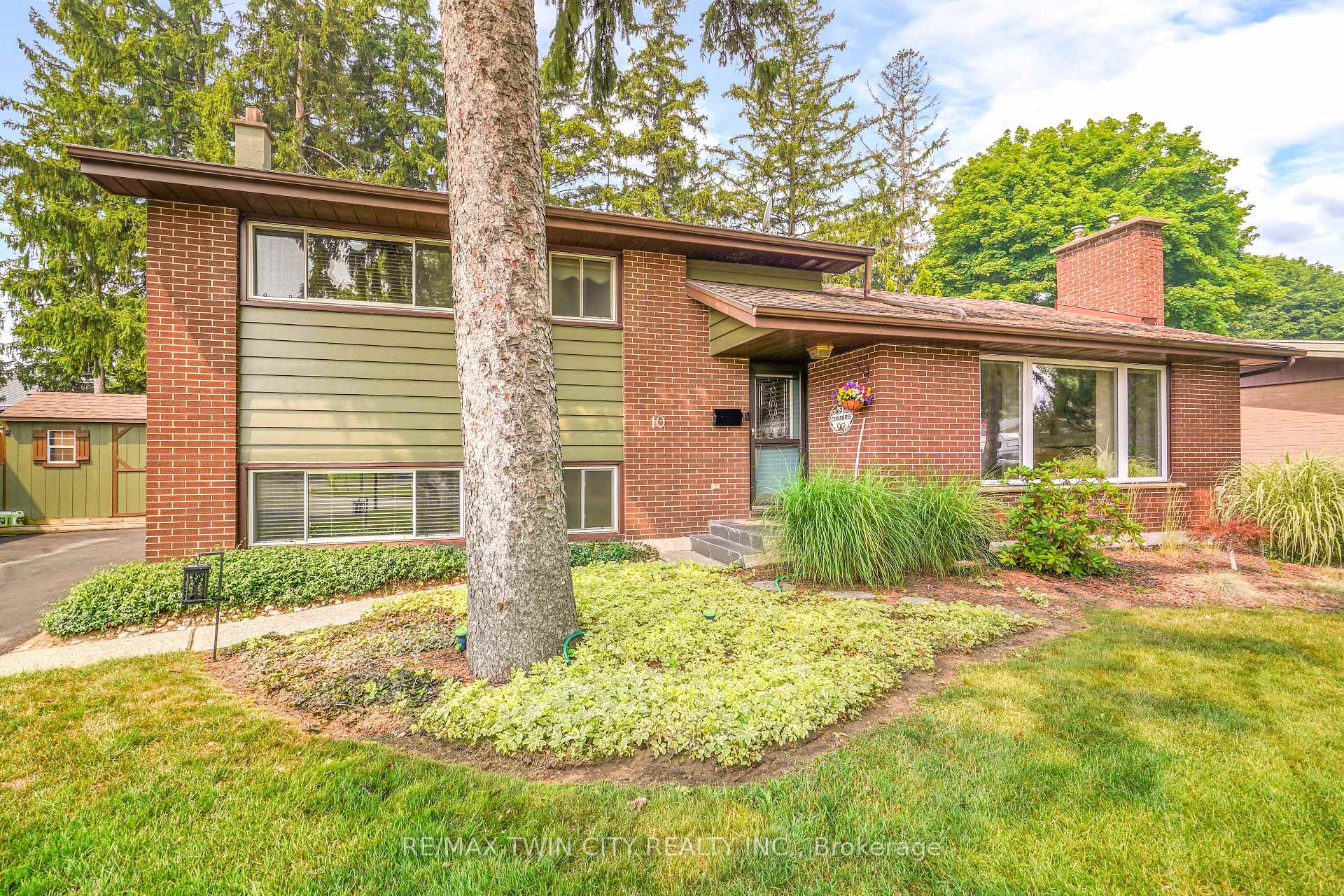 Photo 4 of 10 Brier Crescent, Brantford, Greenbrier — HOMEH