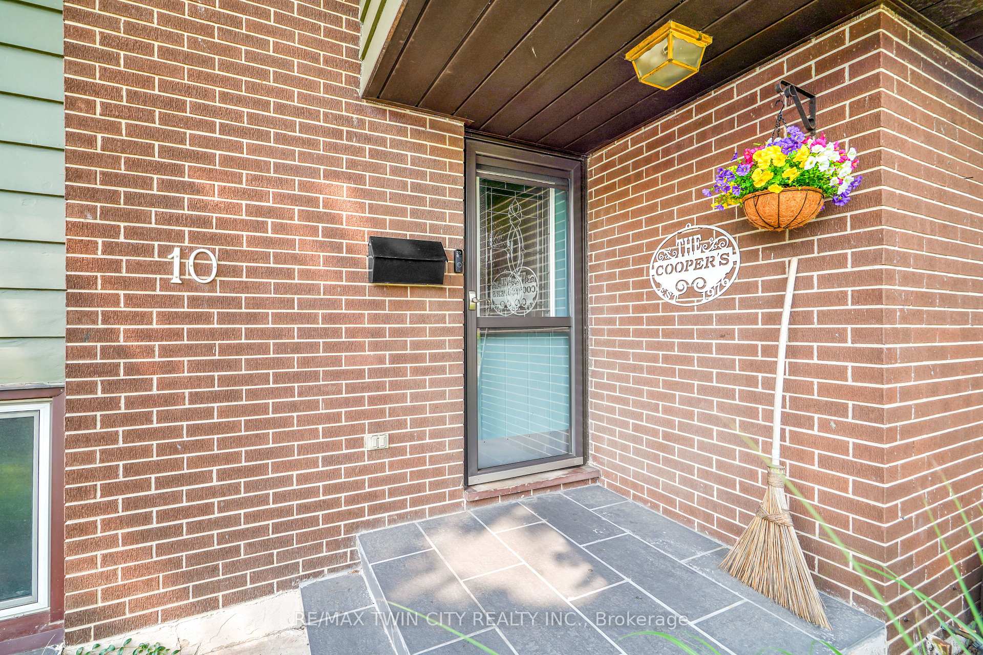 Photo 5 of 10 Brier Crescent, Brantford, Greenbrier — HOMEH