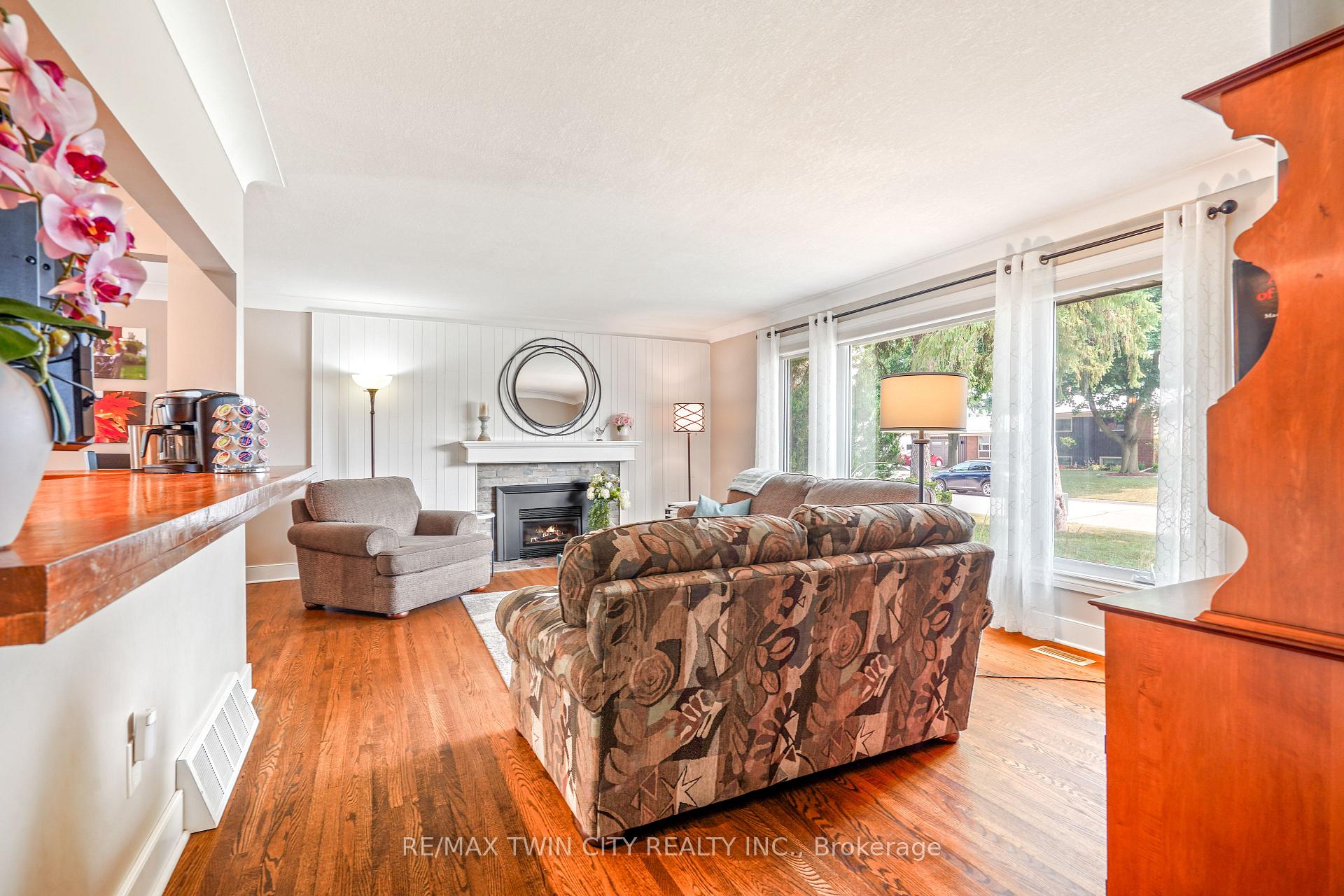 Photo 7 of 10 Brier Crescent, Brantford, Greenbrier — HOMEH