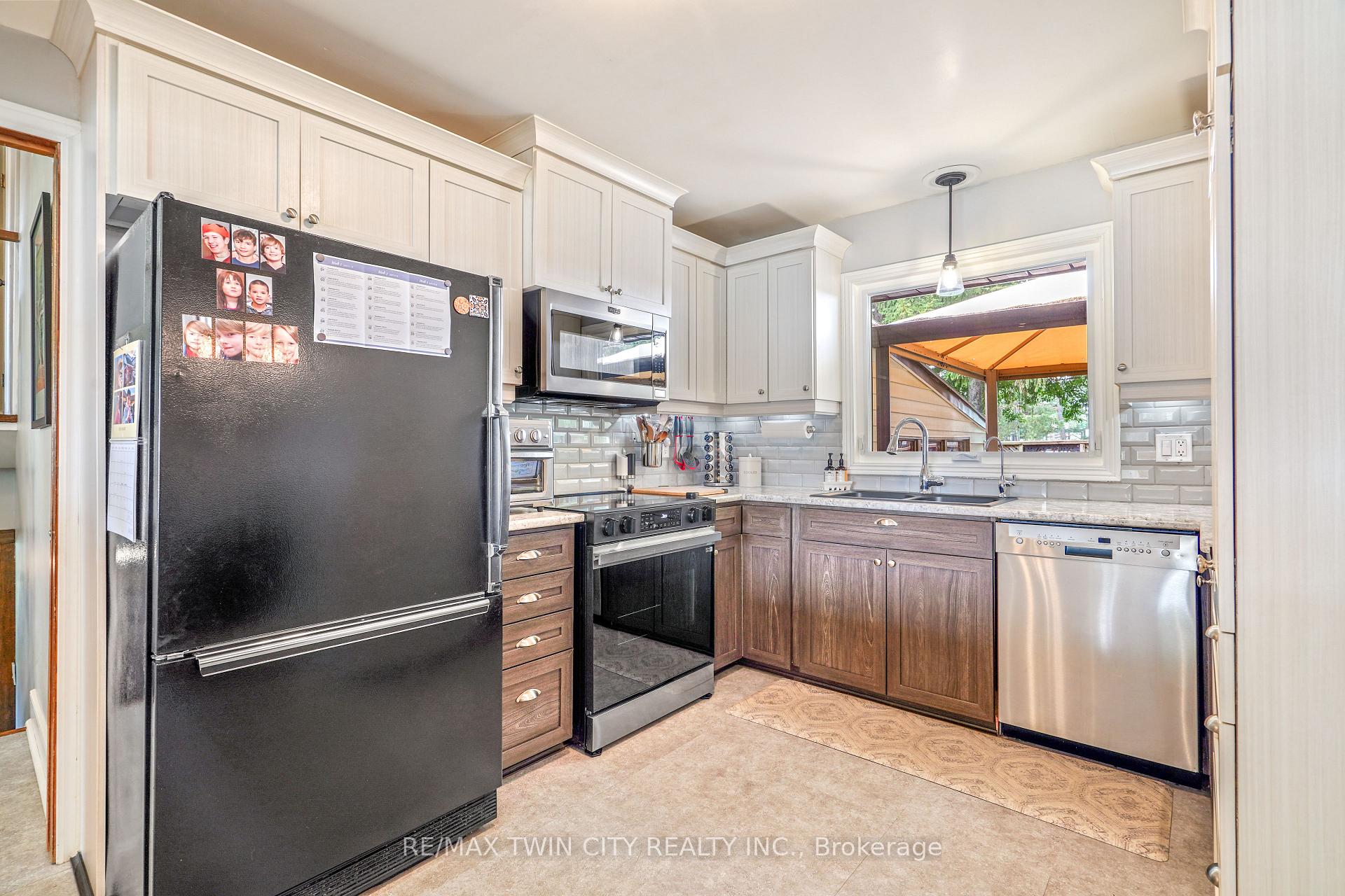 Photo 12 of 10 Brier Crescent, Brantford, Greenbrier — HOMEH