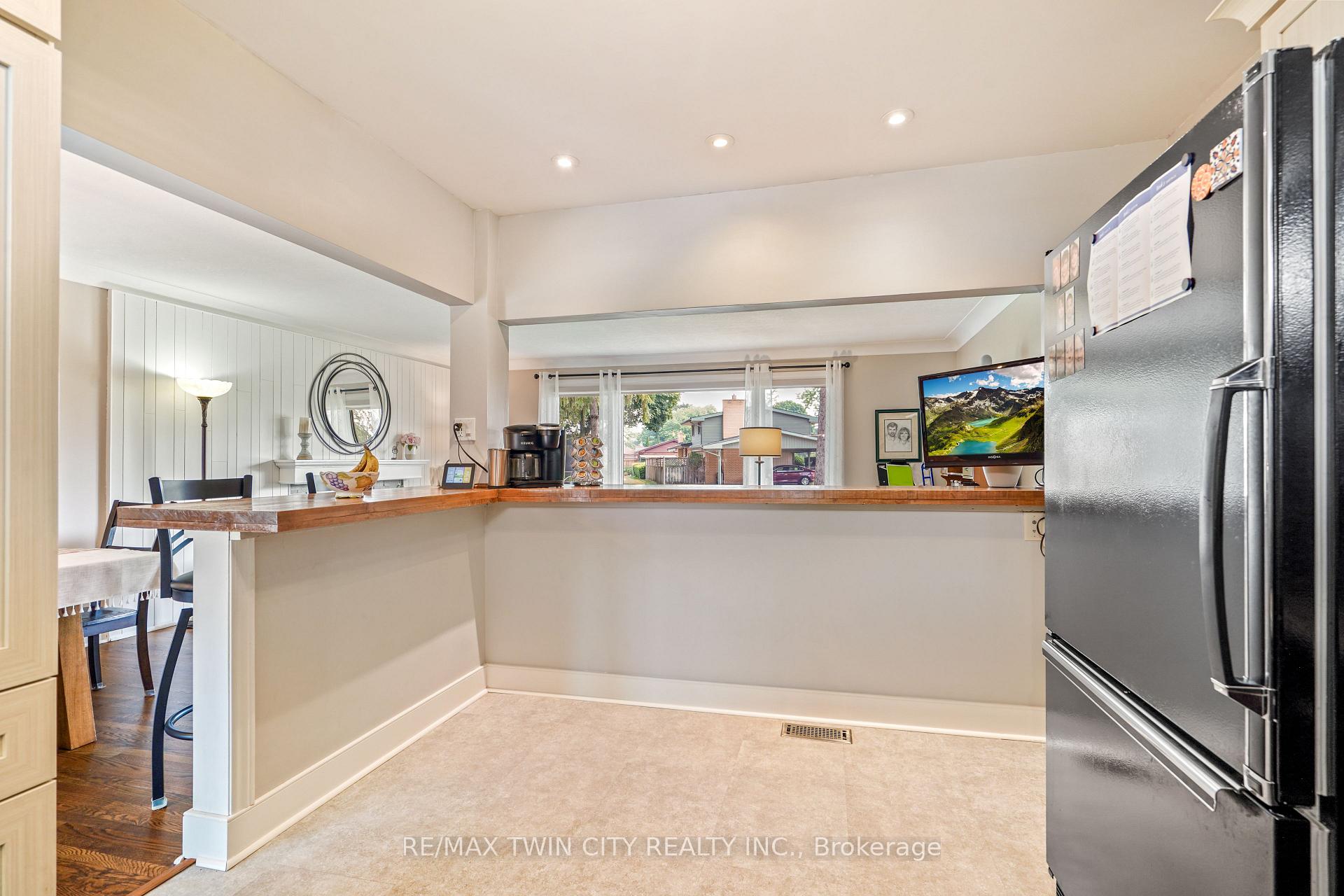 Photo 13 of 10 Brier Crescent, Brantford, Greenbrier — HOMEH