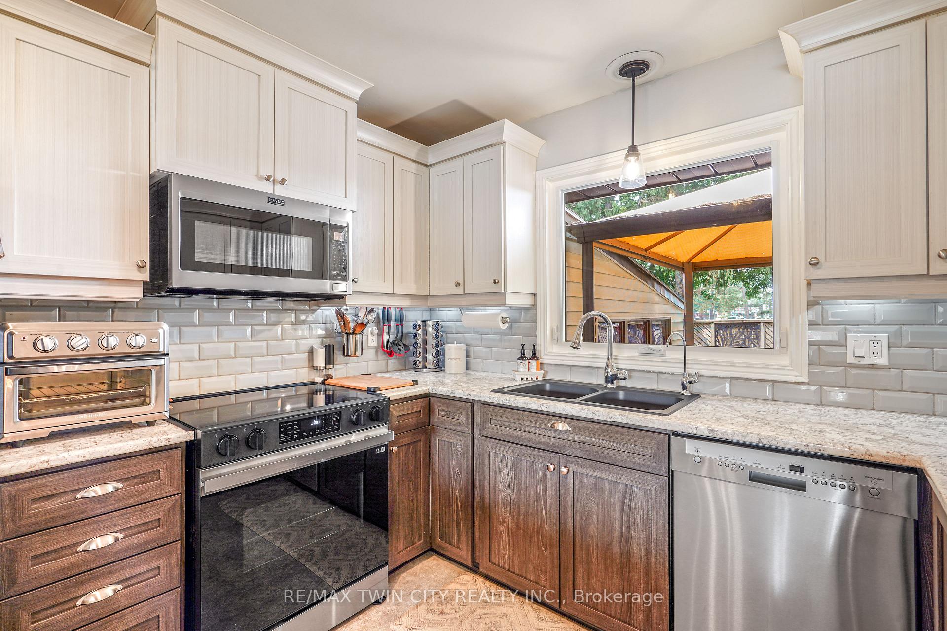 Photo 14 of 10 Brier Crescent, Brantford, Greenbrier — HOMEH