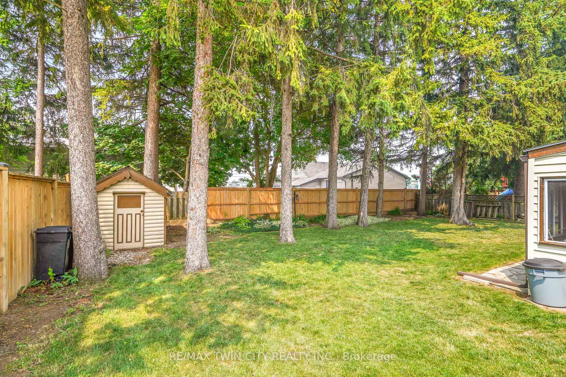 Photo 33 of 10 Brier Crescent, Brantford, Greenbrier — HOMEH