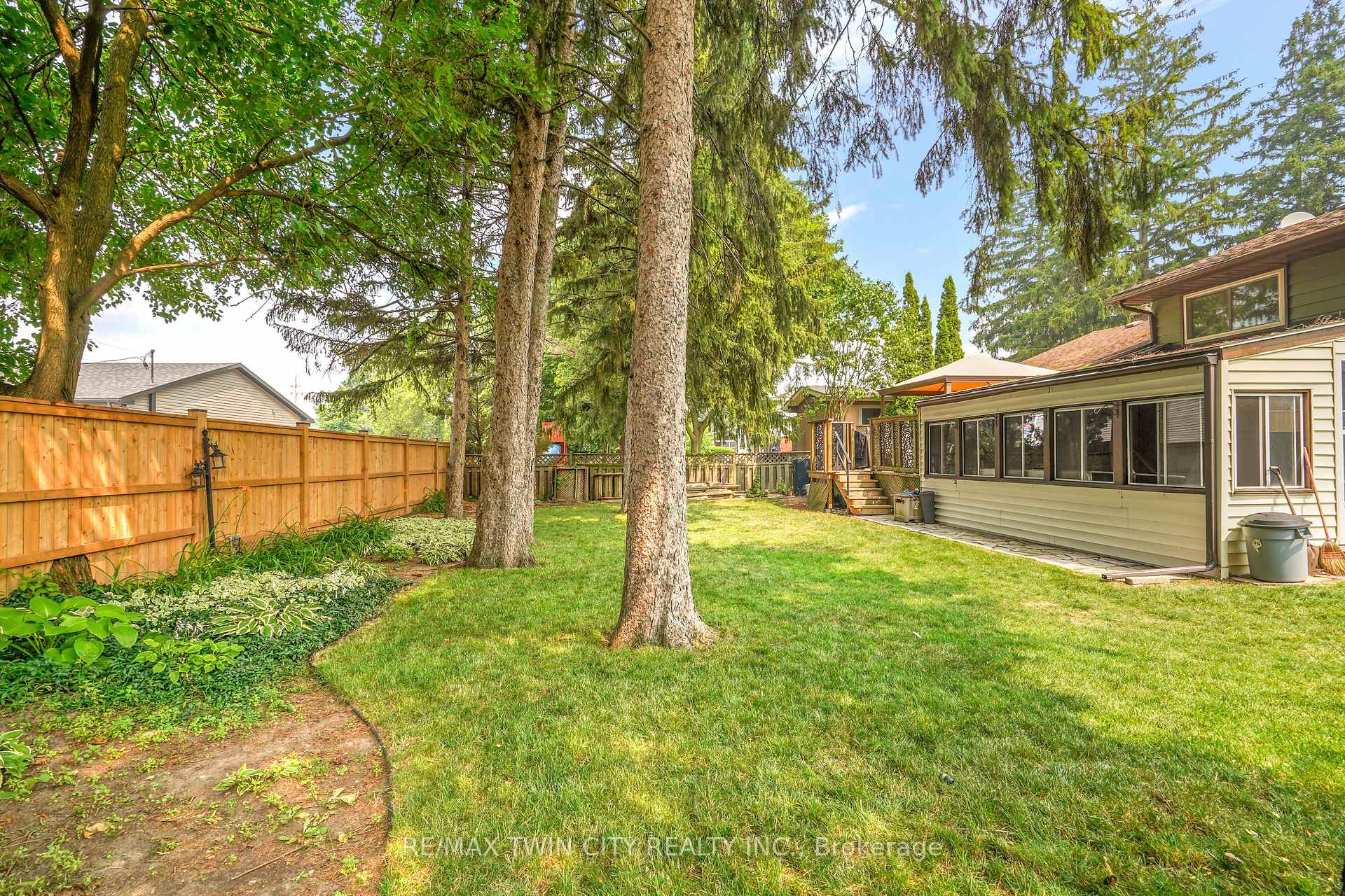 Photo 35 of 10 Brier Crescent, Brantford, Greenbrier — HOMEH