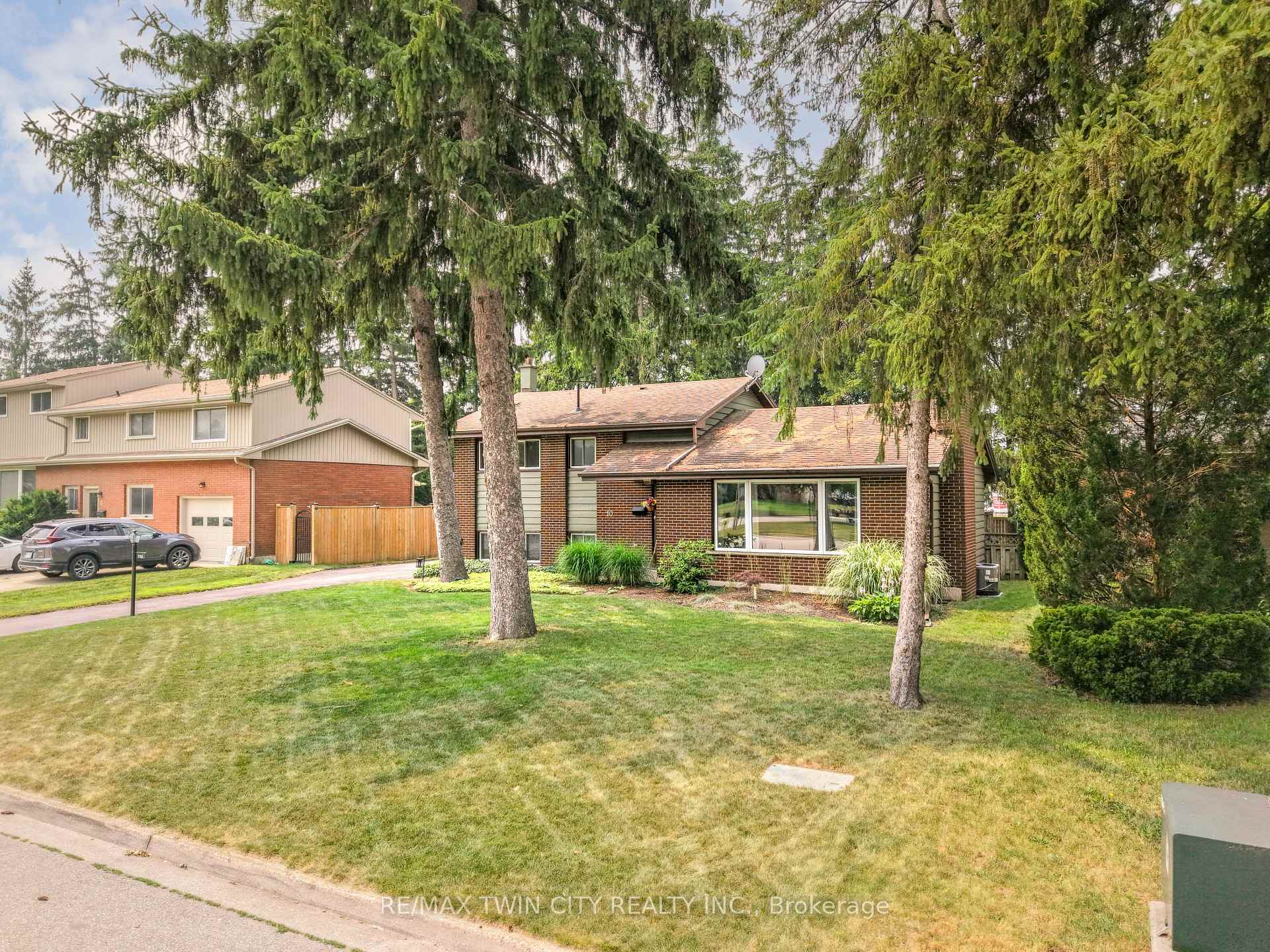 Photo 43 of 10 Brier Crescent, Brantford, Greenbrier — HOMEH