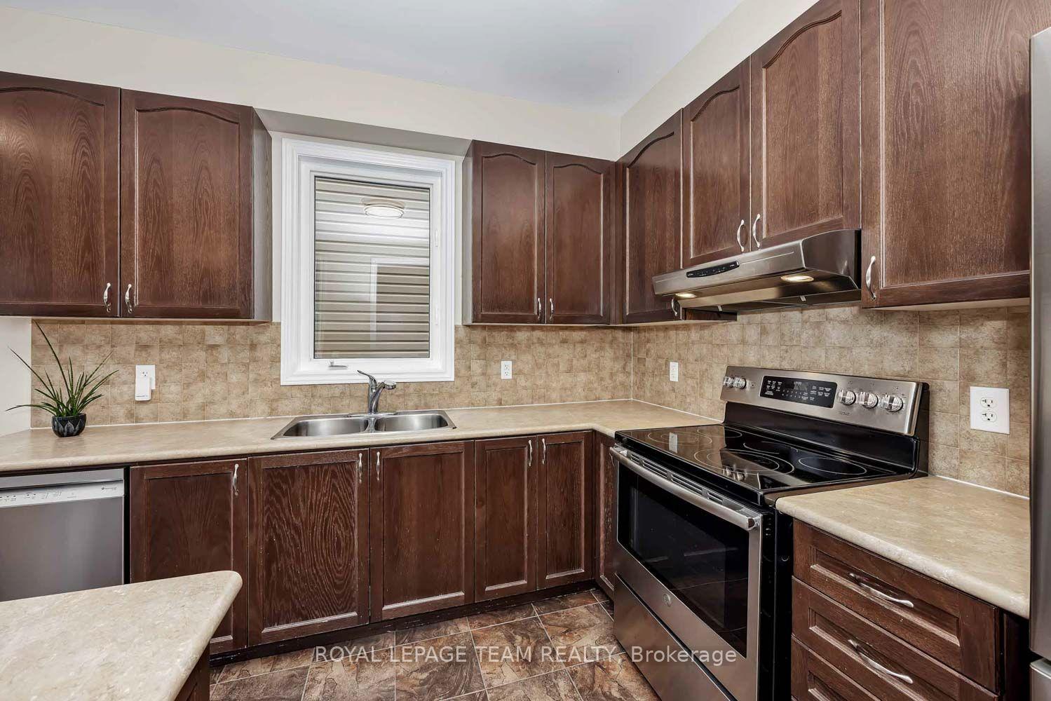 Photo 10 of 2225 Watercolours Way, Ottawa, Barrhaven - Half Moon Bay — HOMEH