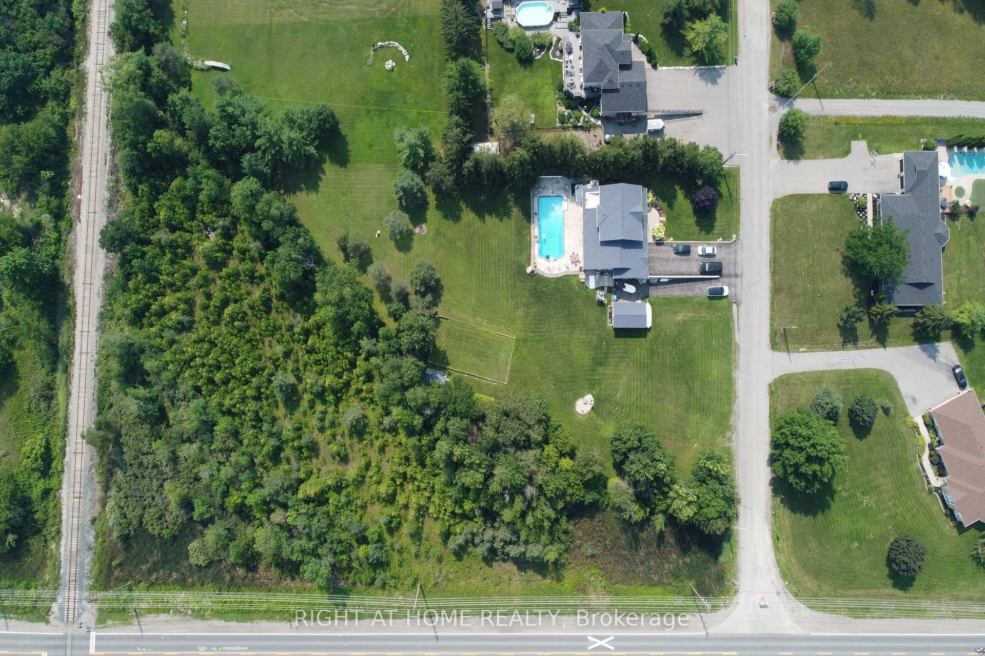 Photo 4 of 599 Maniece Avenue, Peterborough, Ashburnham Ward 4 — HOMEH