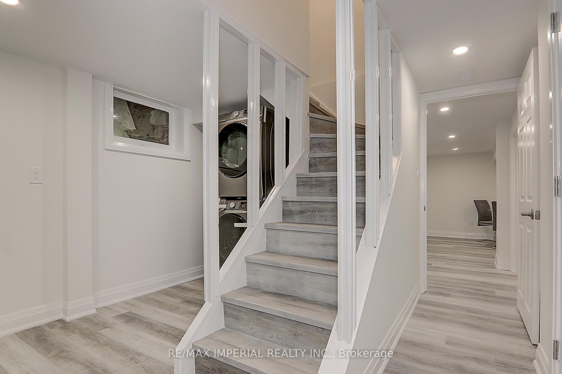 Photo 3 of 98 Belfry Drive, Newmarket, Huron Heights-Leslie Valley — HOMEH