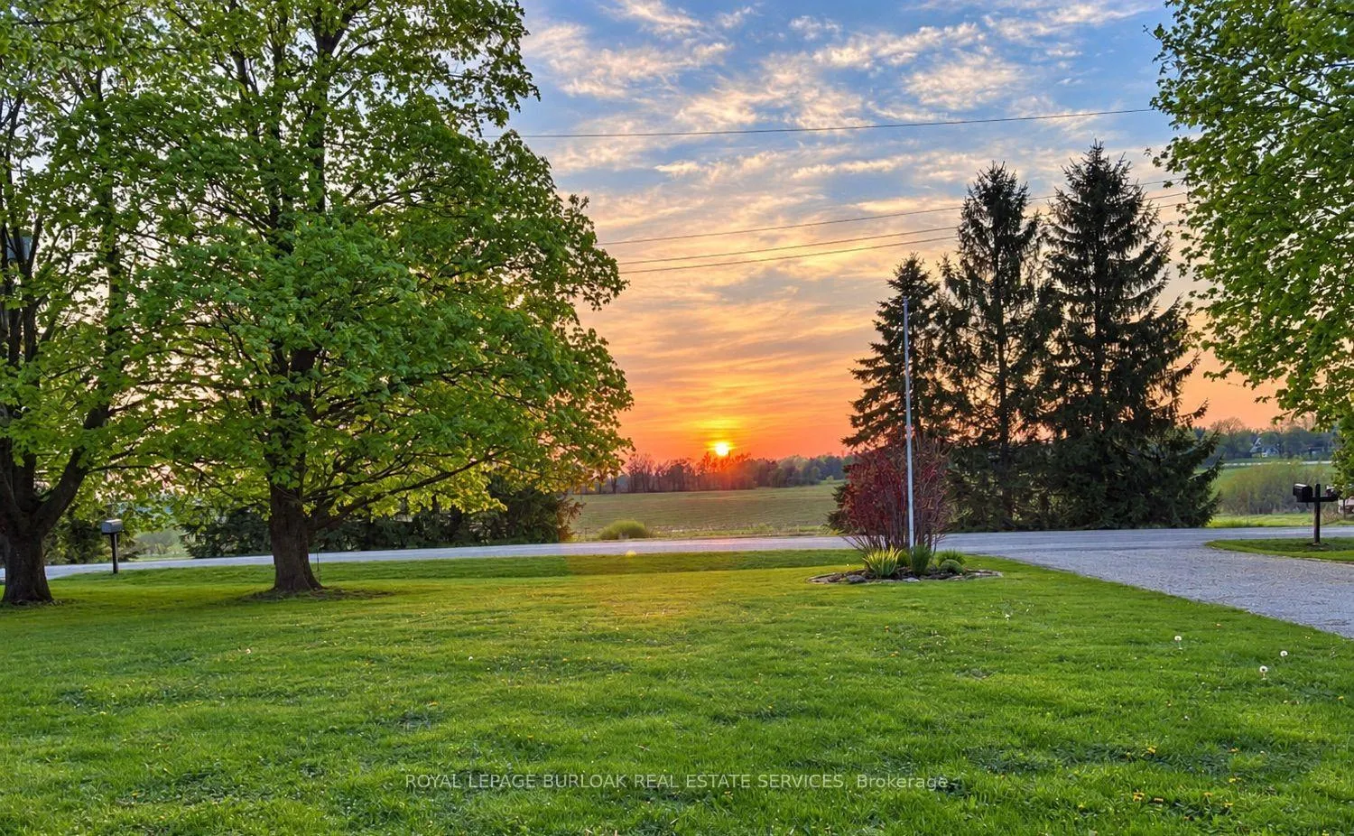 Photo 3 of 670 Thompson Road, Hamilton, Rural Flamborough — HOMEH