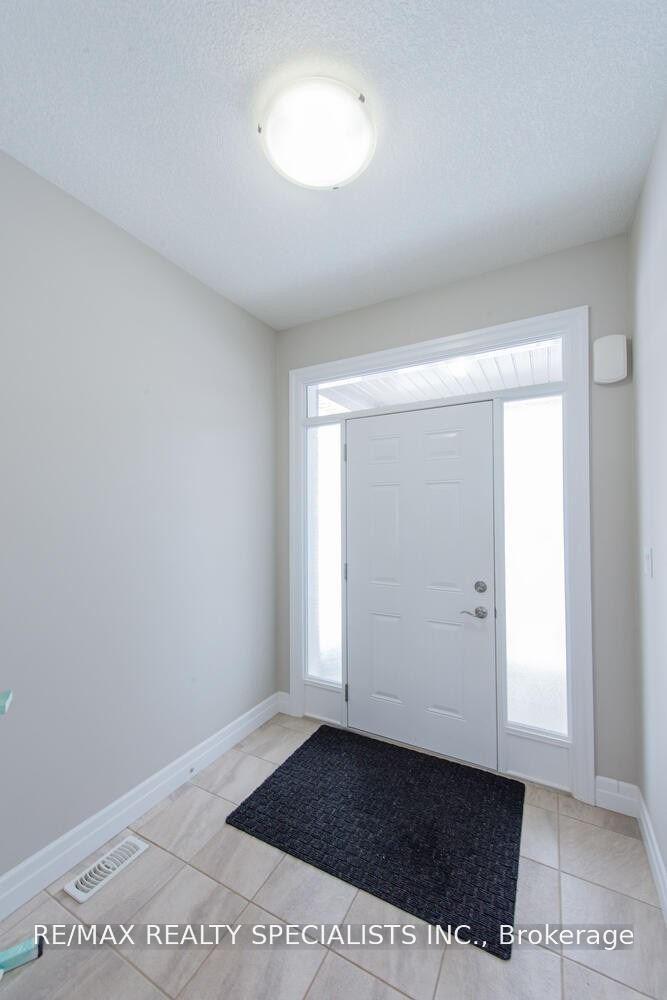 Photo 2 of 3251 Turner Crescent, London, South U — HOMEH