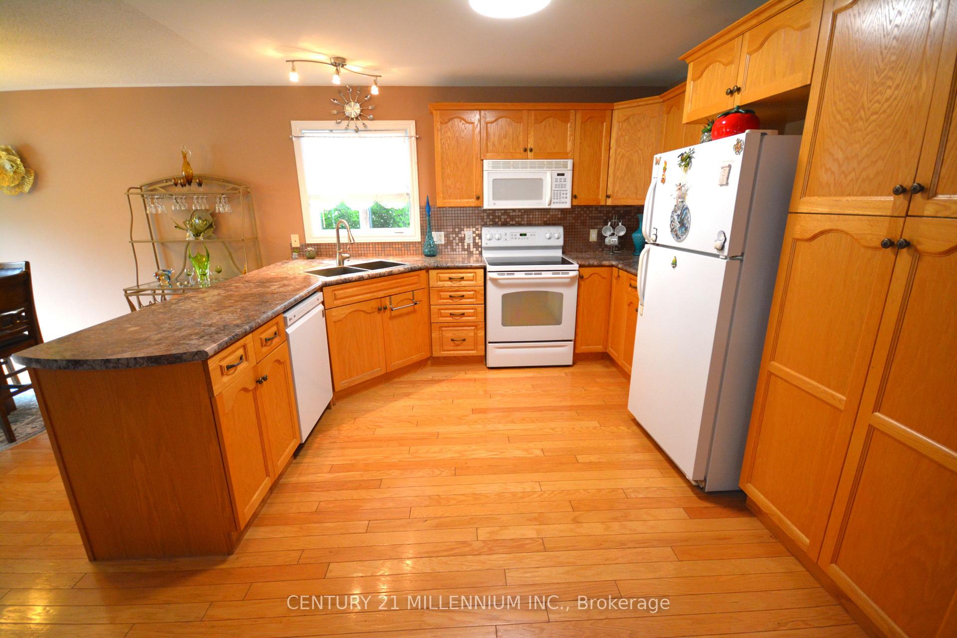 Photo 6 of 70 Pennsylvania Ave, Wasaga Beach — HOMEH