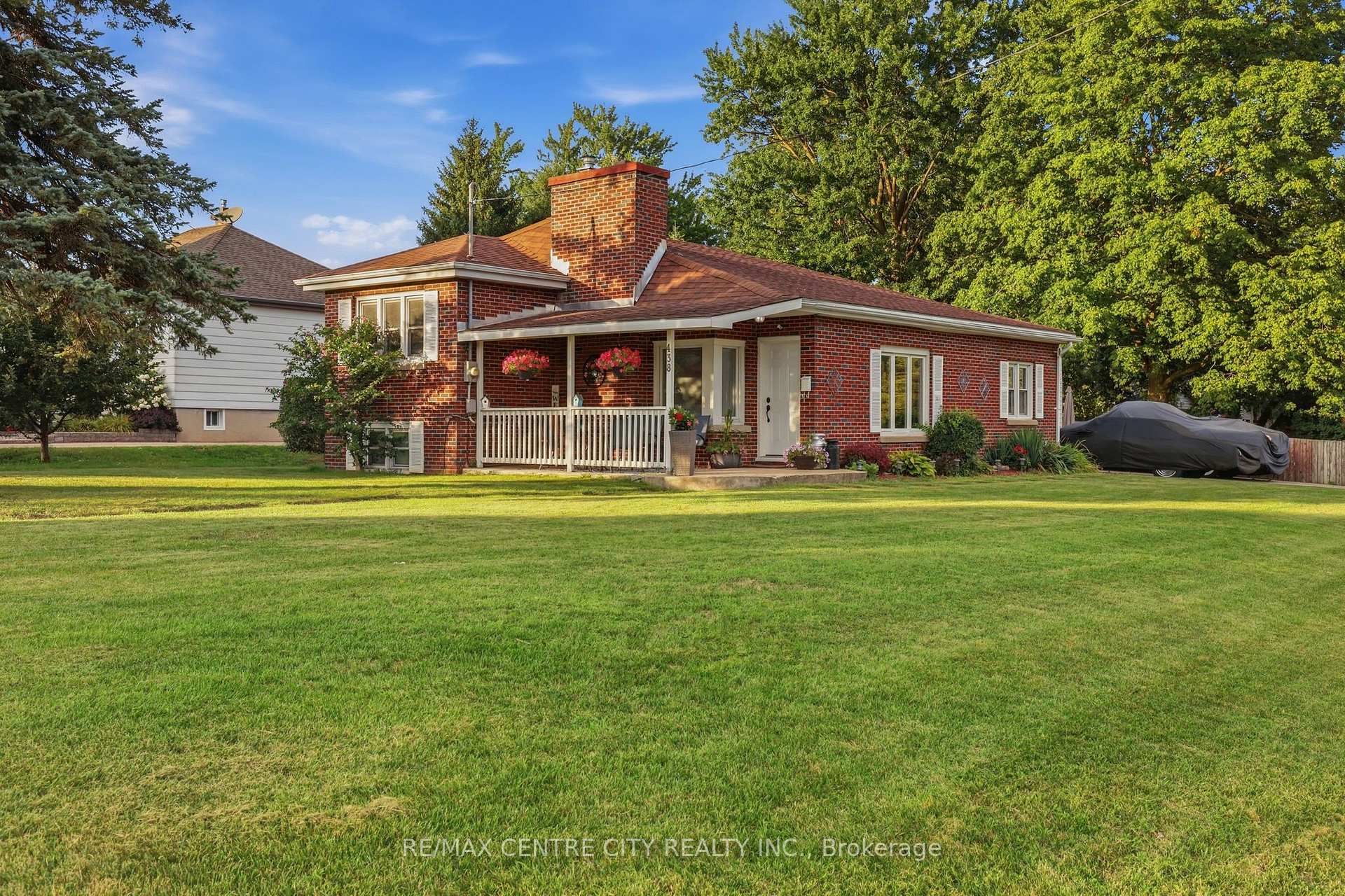 Photo 2 of 438 Forest Lawn Avenue, London, East I — HOMEH