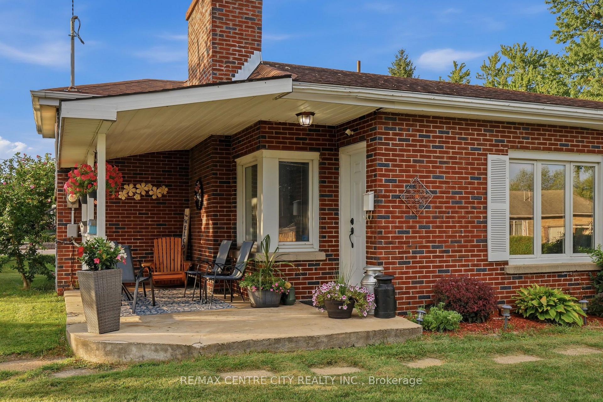 Photo 4 of 438 Forest Lawn Avenue, London, East I — HOMEH