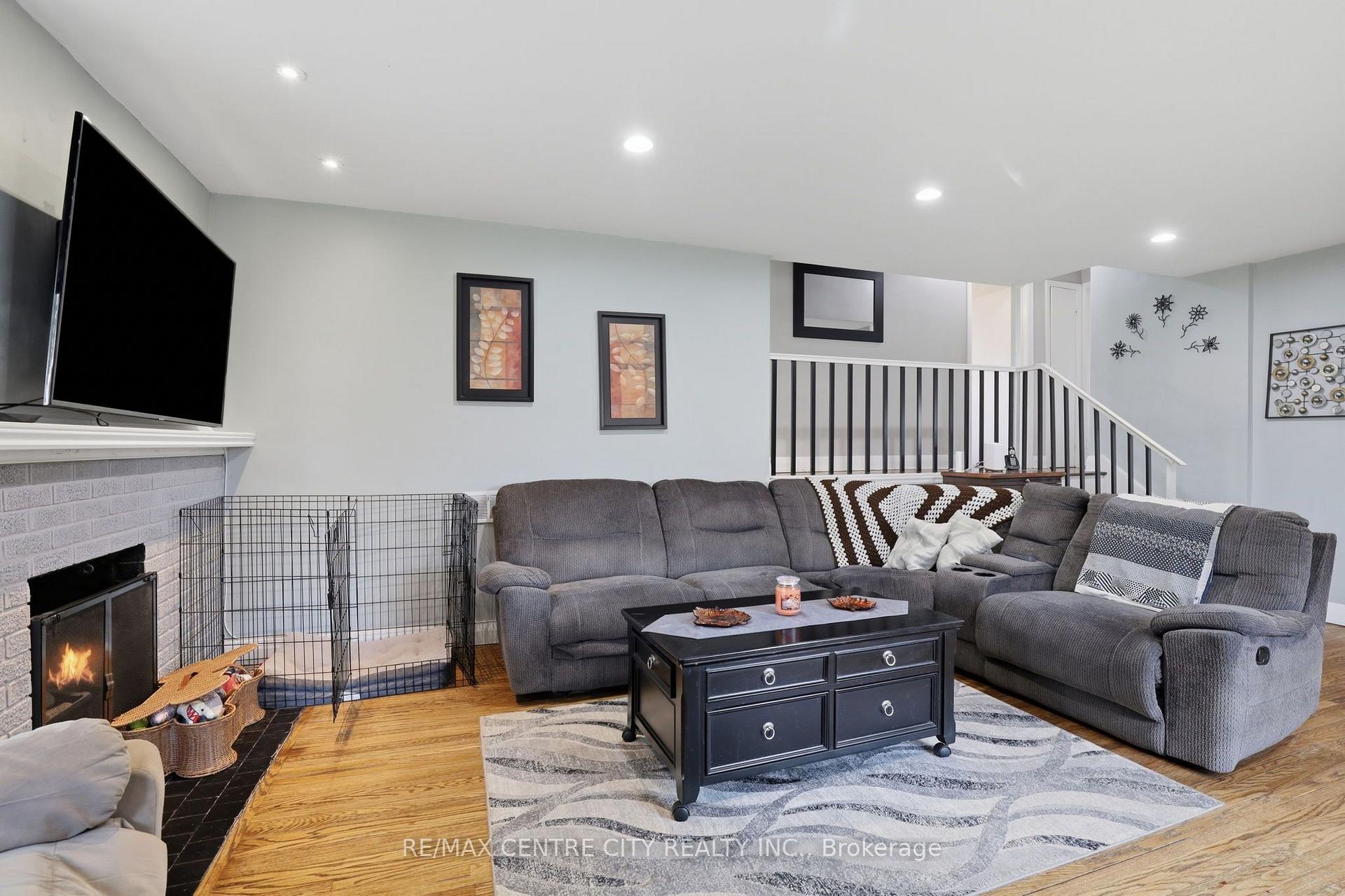 Photo 6 of 438 Forest Lawn Avenue, London, East I — HOMEH