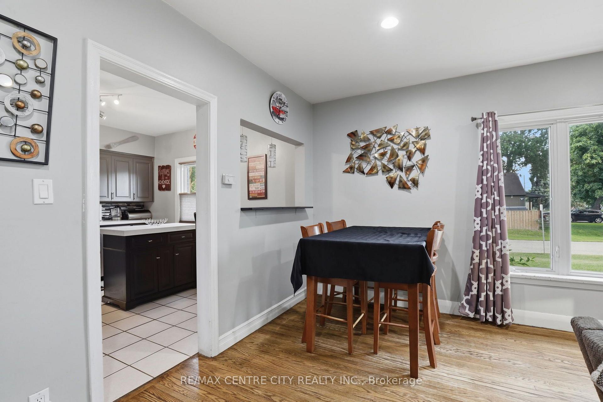 Photo 9 of 438 Forest Lawn Avenue, London, East I — HOMEH