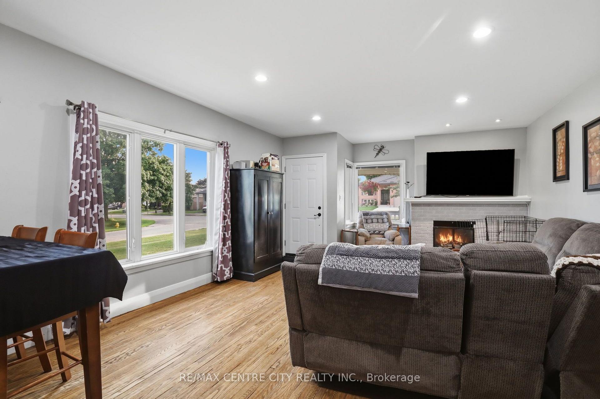Photo 10 of 438 Forest Lawn Avenue, London, East I — HOMEH