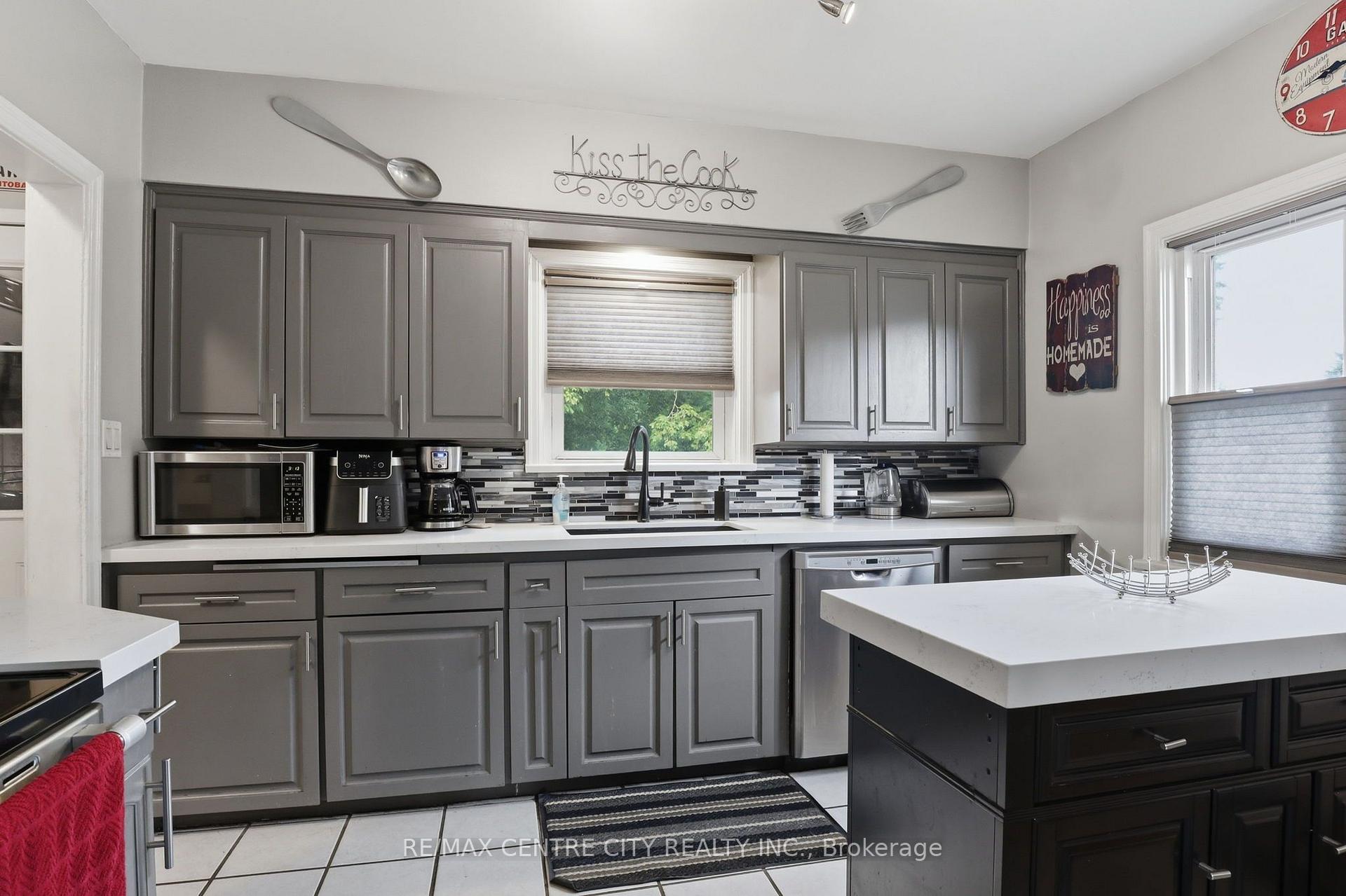 Photo 11 of 438 Forest Lawn Avenue, London, East I — HOMEH