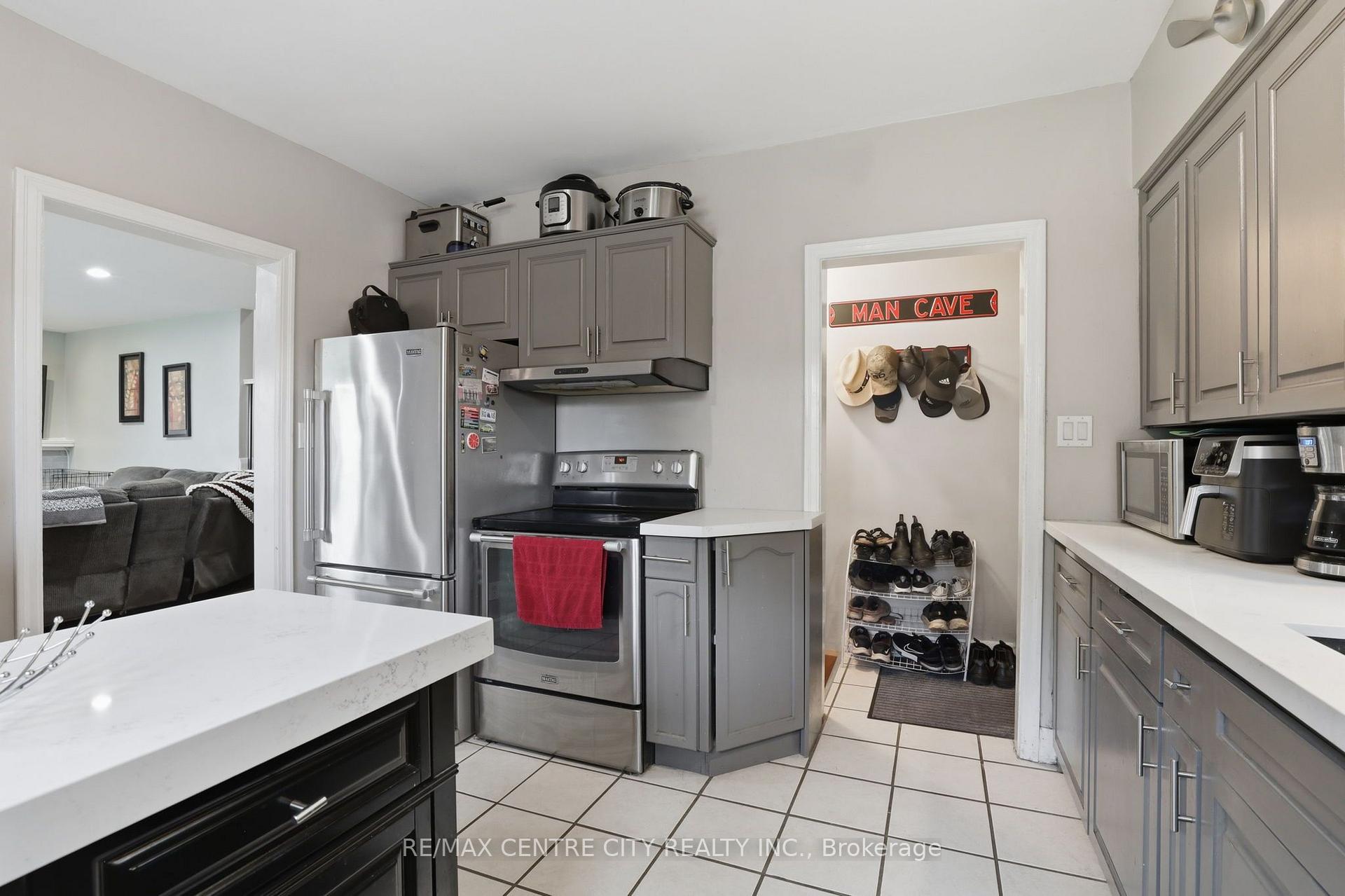 Photo 13 of 438 Forest Lawn Avenue, London, East I — HOMEH