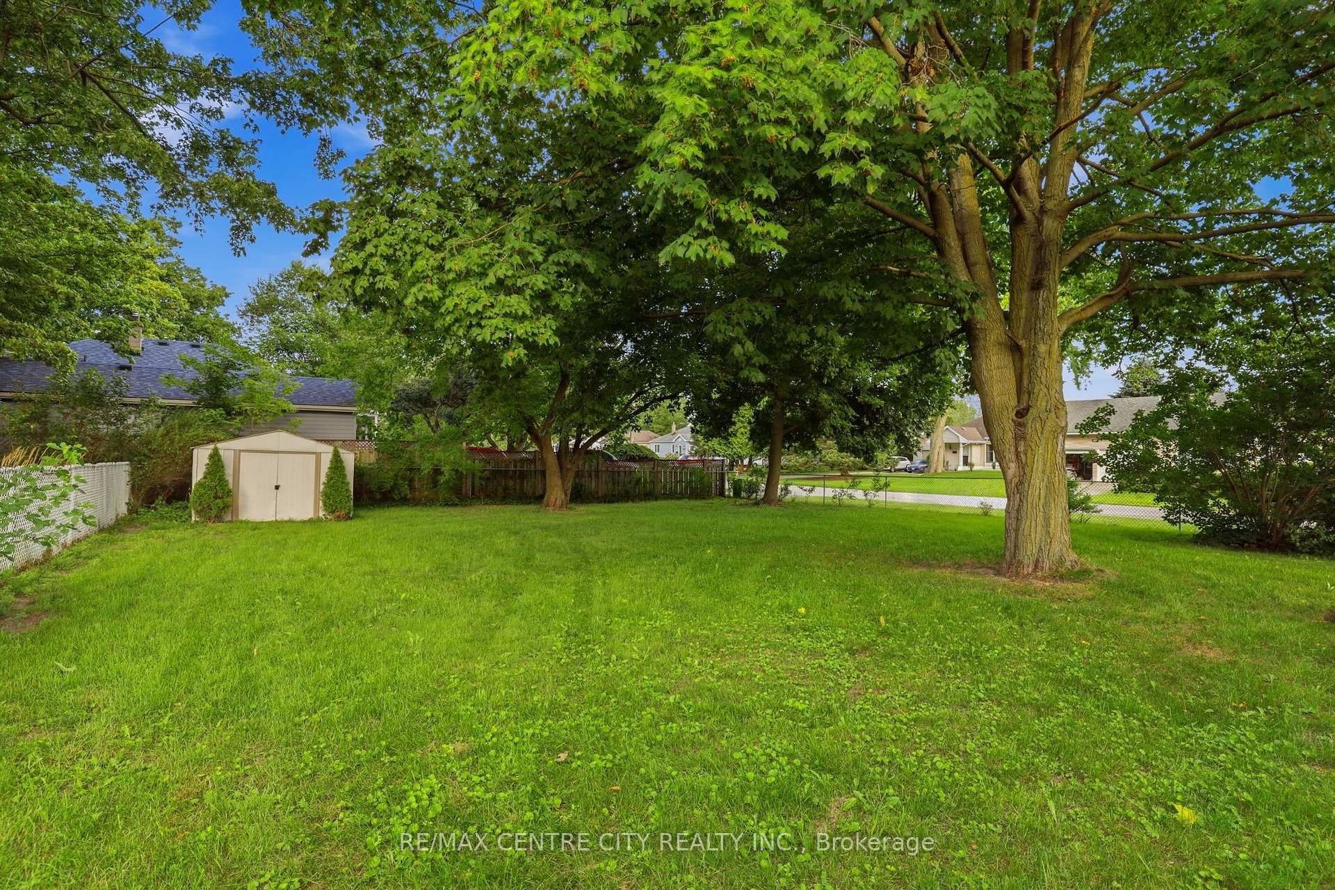 Photo 36 of 438 Forest Lawn Avenue, London, East I — HOMEH
