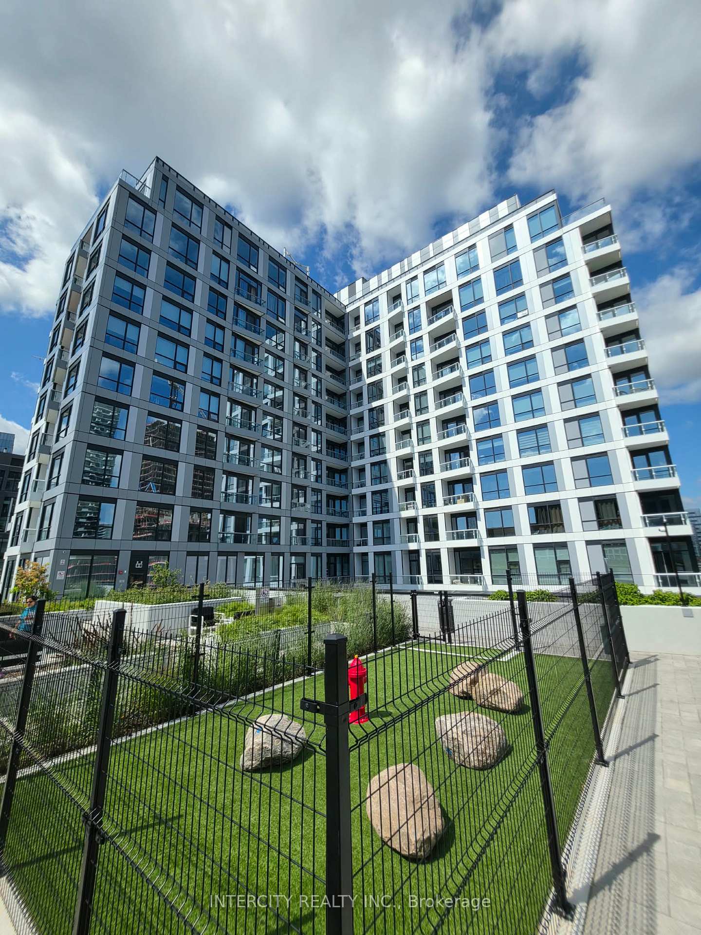 Front of Unit 609, 15 Richardson Street