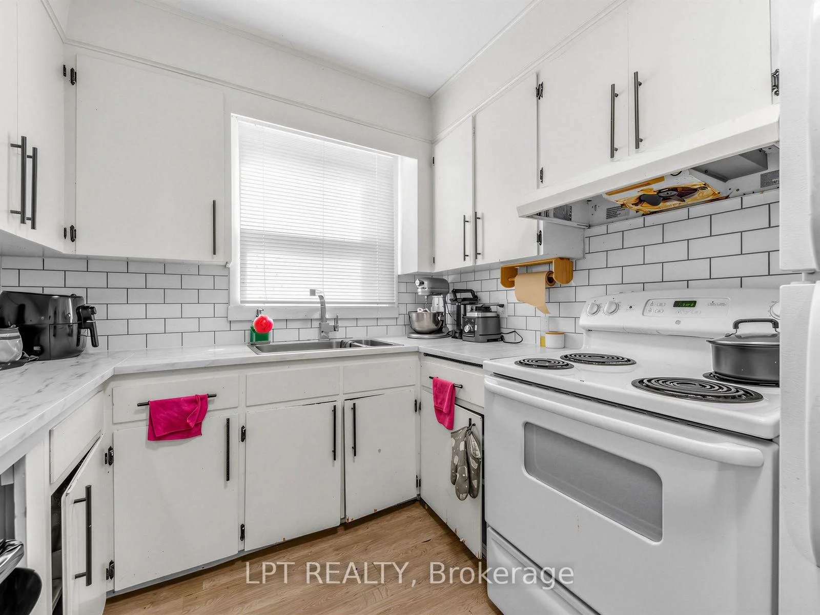 Photo 17 of 239 Vine Street, St. Catharines, Fairview — HOMEH