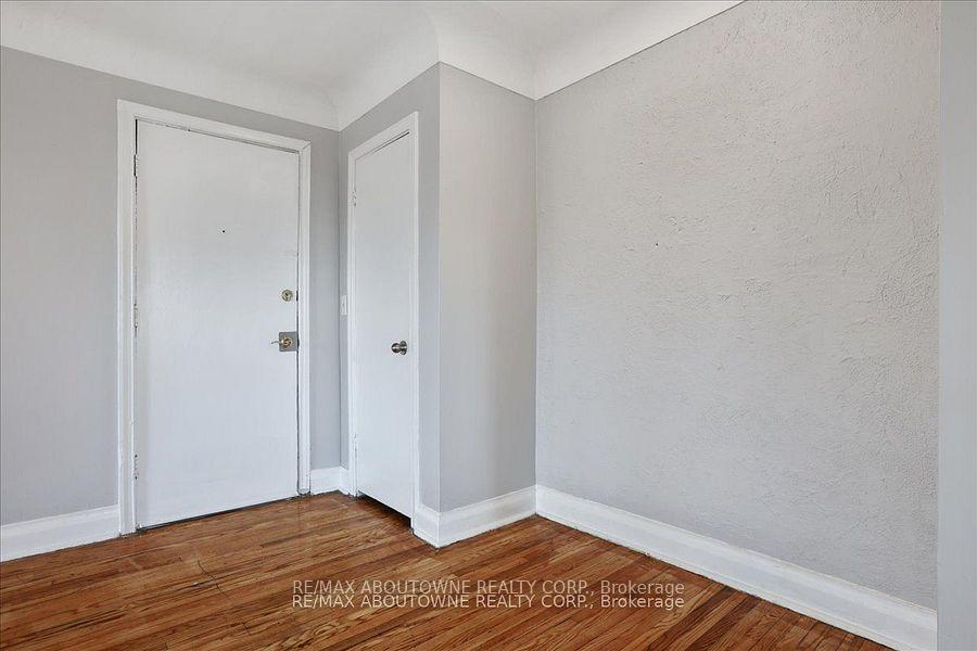 Photo 3 of Unit 7, 1031 Churchill Avenue E, Oakville, College Park — HOMEH