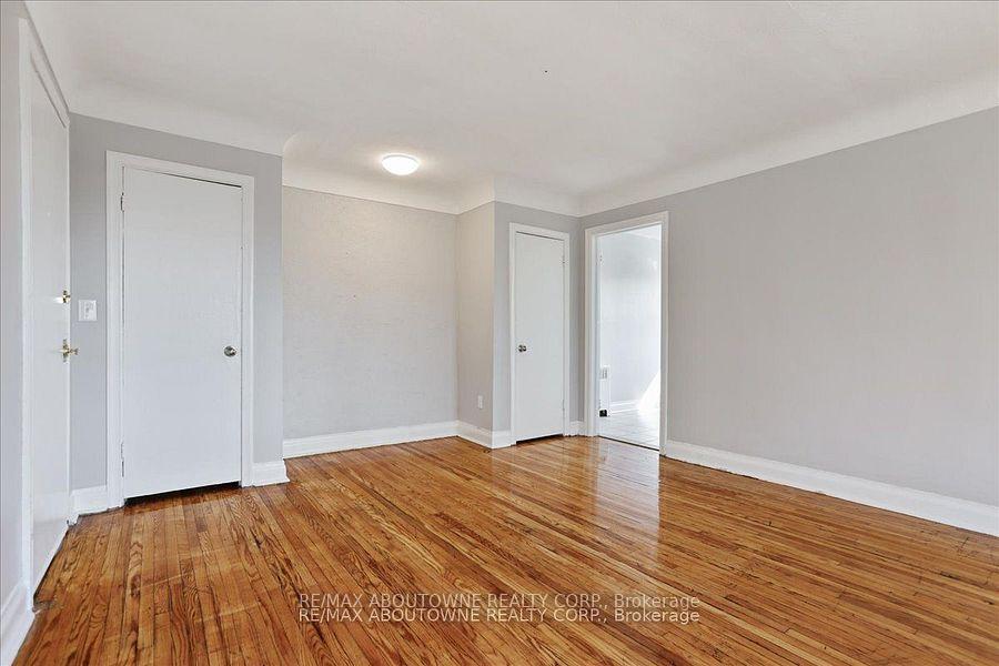 Photo 5 of Unit 7, 1031 Churchill Avenue E, Oakville, College Park — HOMEH