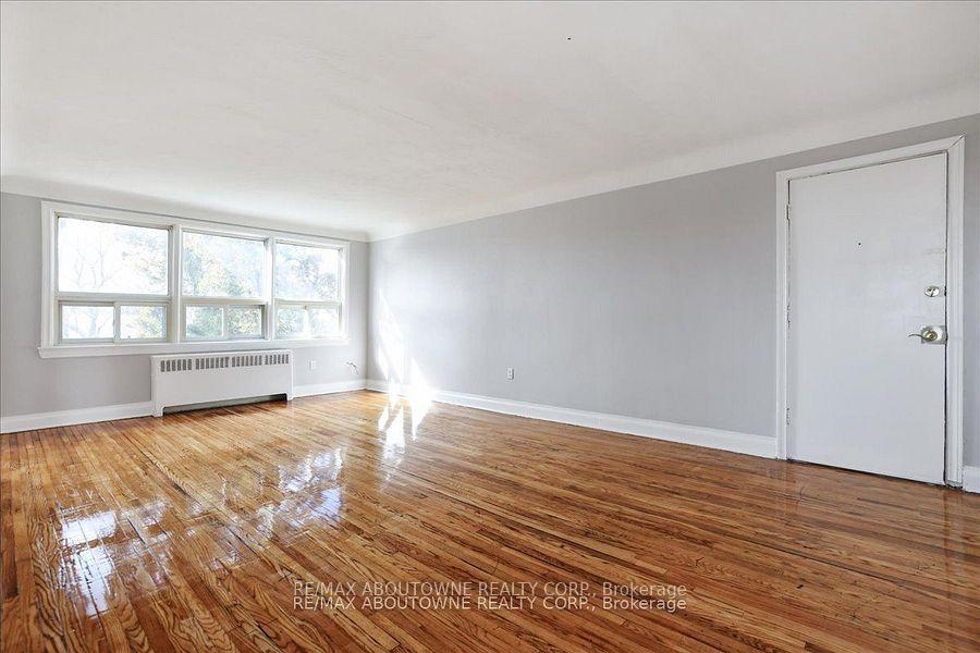 Photo 6 of Unit 7, 1031 Churchill Avenue E, Oakville, College Park — HOMEH