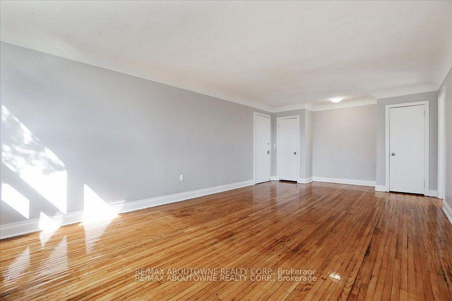 Photo 8 of Unit 7, 1031 Churchill Avenue E, Oakville, College Park — HOMEH