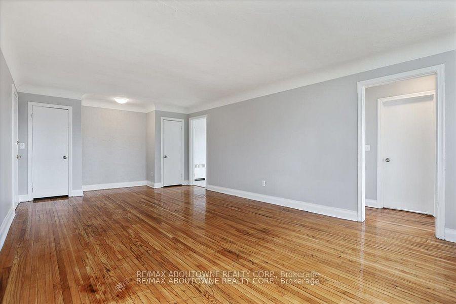 Photo 9 of Unit 7, 1031 Churchill Avenue E, Oakville, College Park — HOMEH