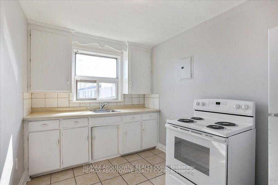 Photo 10 of Unit 7, 1031 Churchill Avenue E, Oakville, College Park — HOMEH