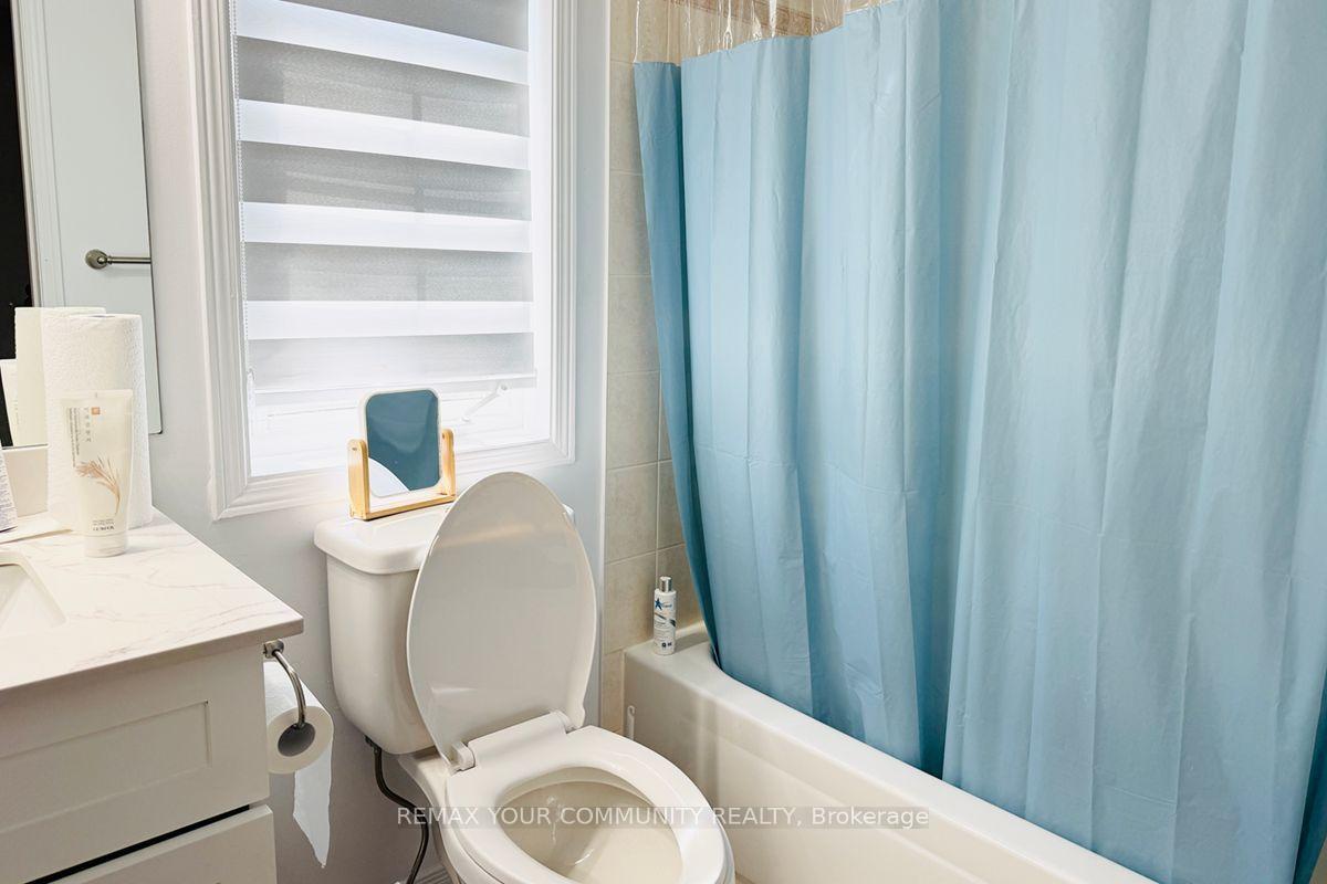 Photo 11 of 15 Benjamin Hood Crescent, Vaughan, Patterson — HOMEH