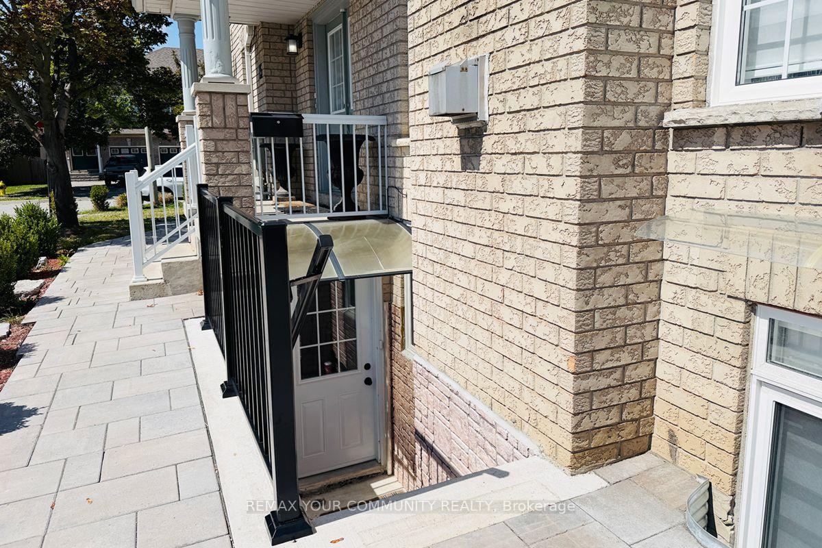 Photo 17 of 15 Benjamin Hood Crescent, Vaughan, Patterson — HOMEH
