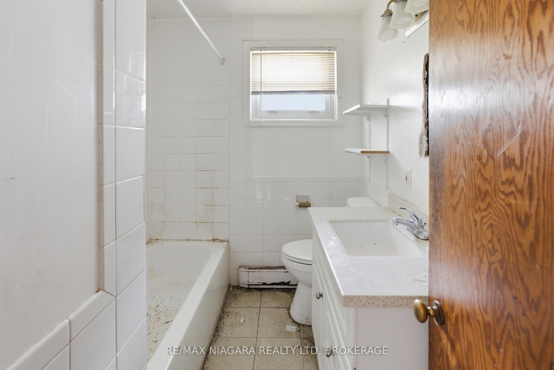 Photo 10 of 143 North Crescent, Port Colborne, Sugarloaf — HOMEH