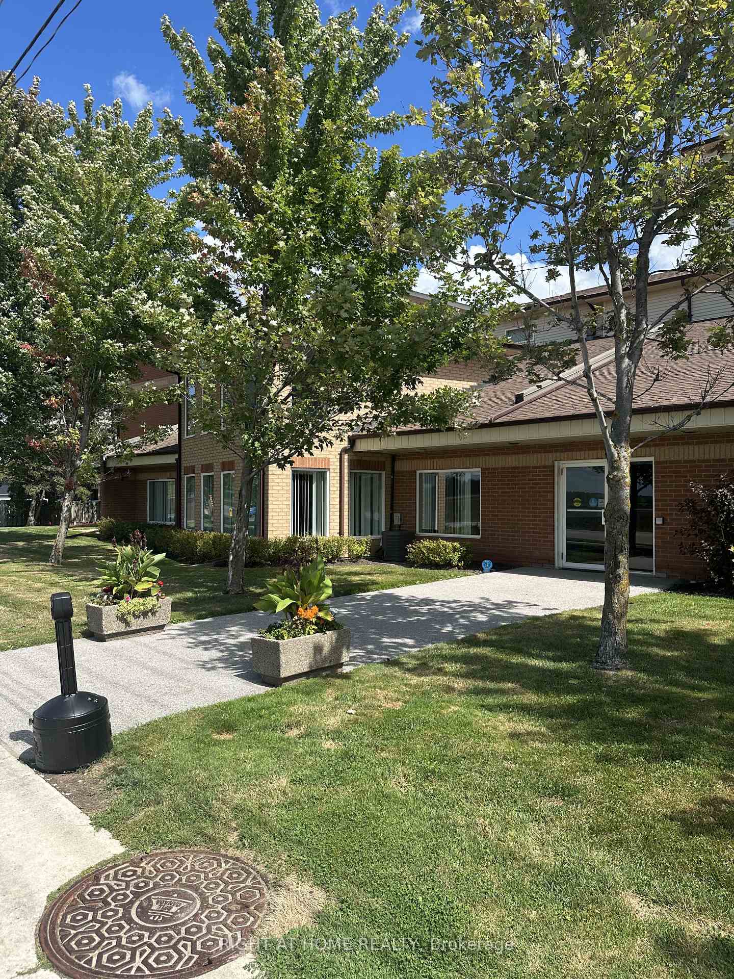Photo 2 of Unit 106, 247 King Street, New Tecumseth, Alliston — HOMEH
