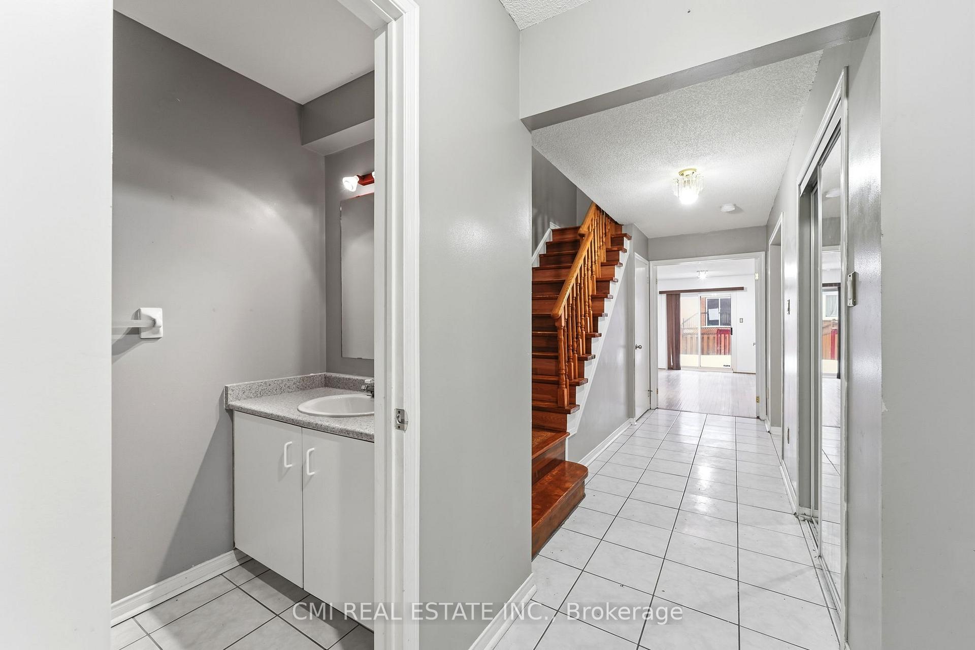 Photo 11 of 128 Toba Crescent, Brampton, Heart Lake East — HOMEH