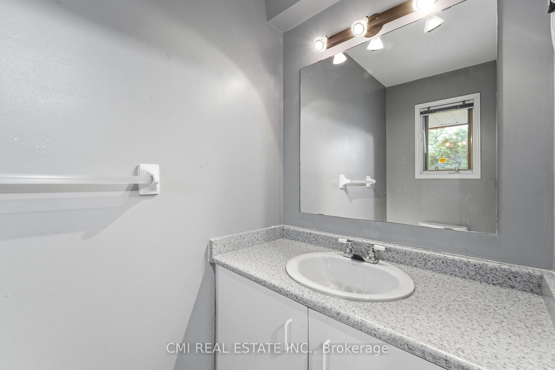 Photo 13 of 128 Toba Crescent, Brampton, Heart Lake East — HOMEH