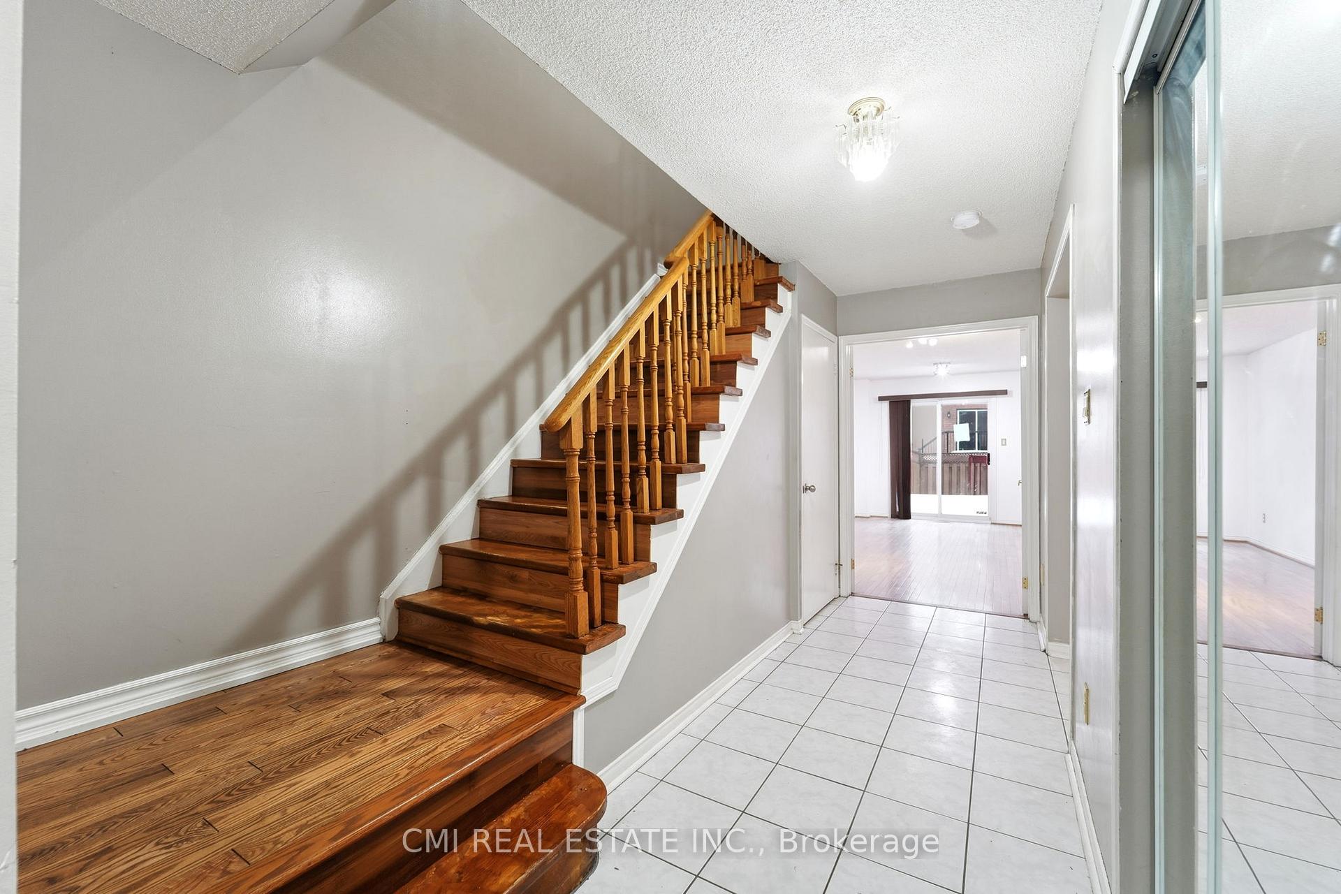 Photo 15 of 128 Toba Crescent, Brampton, Heart Lake East — HOMEH