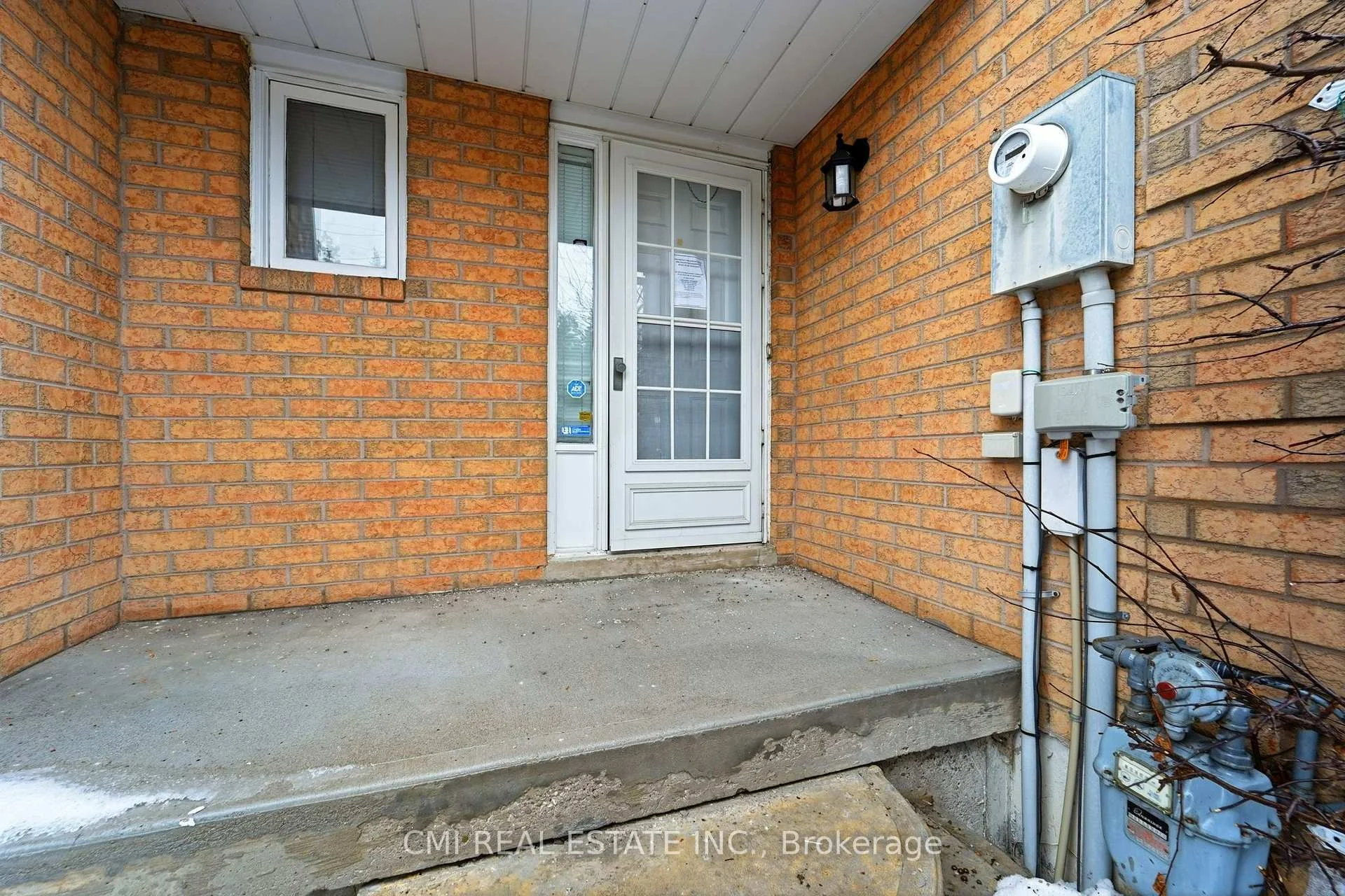 Photo 4 of 128 Toba Crescent, Brampton, Heart Lake East — HOMEH