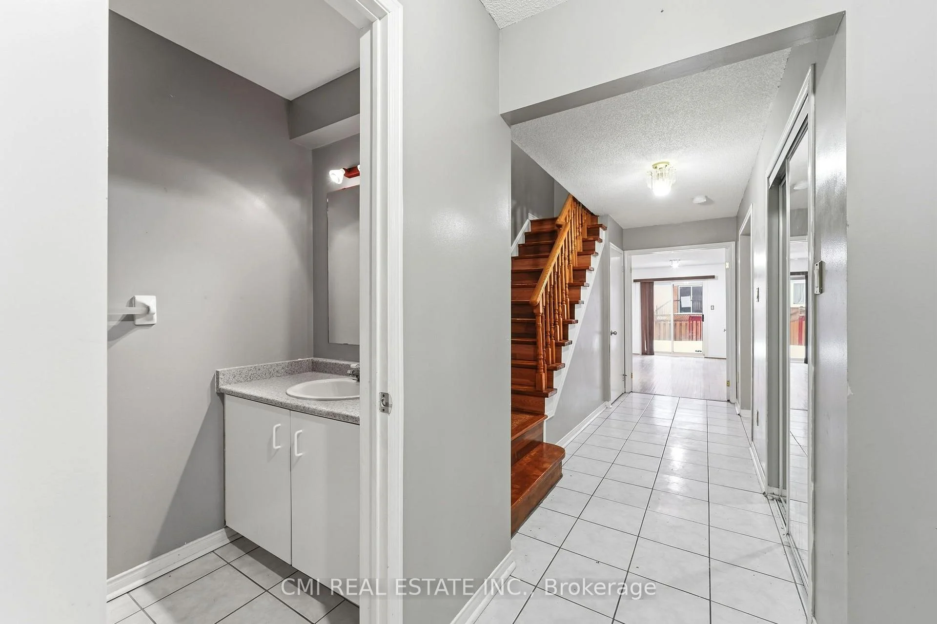 Photo 6 of 128 Toba Crescent, Brampton, Heart Lake East — HOMEH