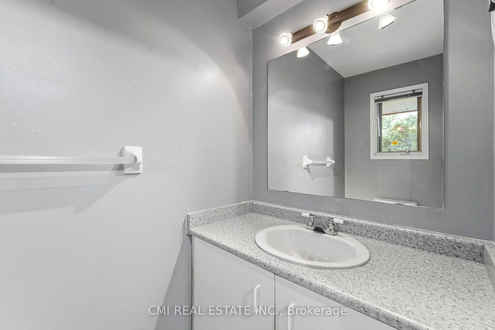 Photo 8 of 128 Toba Crescent, Brampton, Heart Lake East — HOMEH