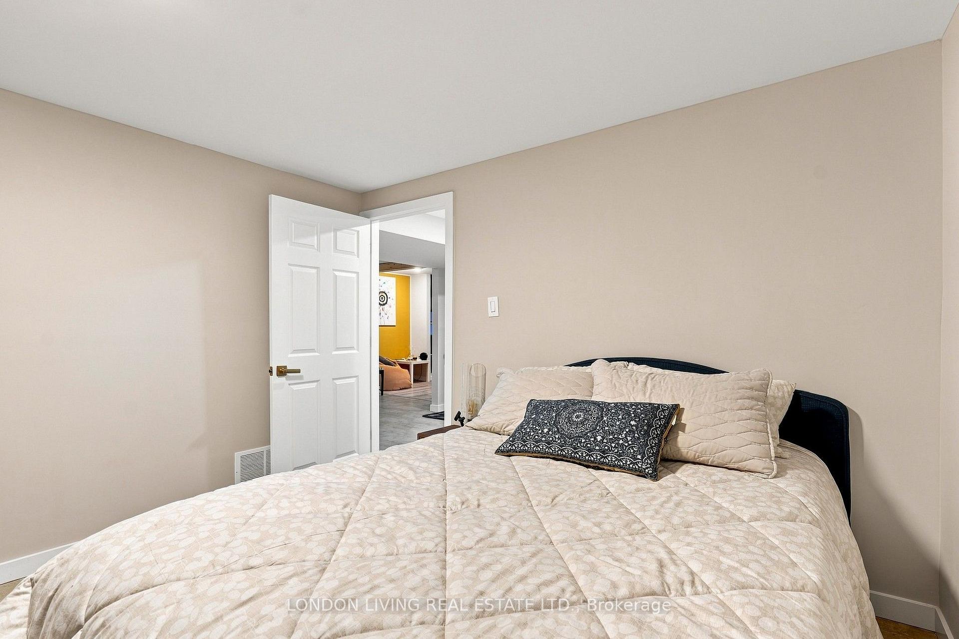 Photo 37 of 7 Glenburnie Crescent, London, North H — HOMEH