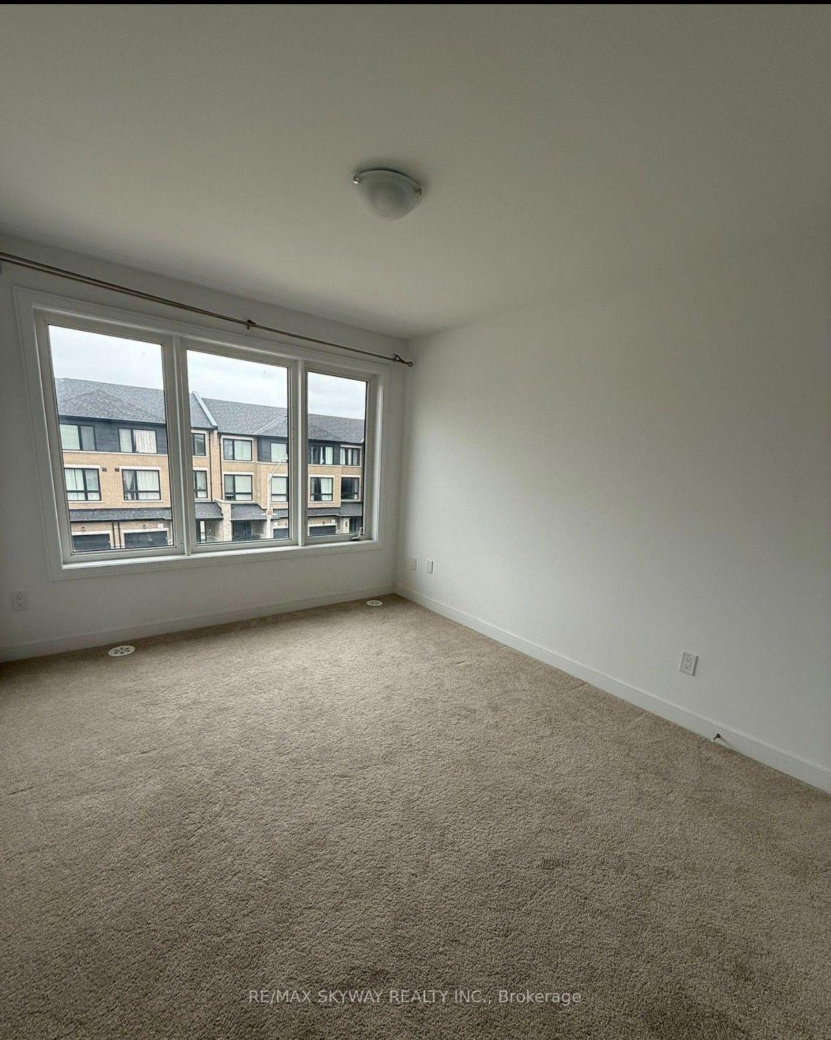 Photo 5 of 10 Blue Forest Crescent, Barrie, Innis-Shore — HOMEH