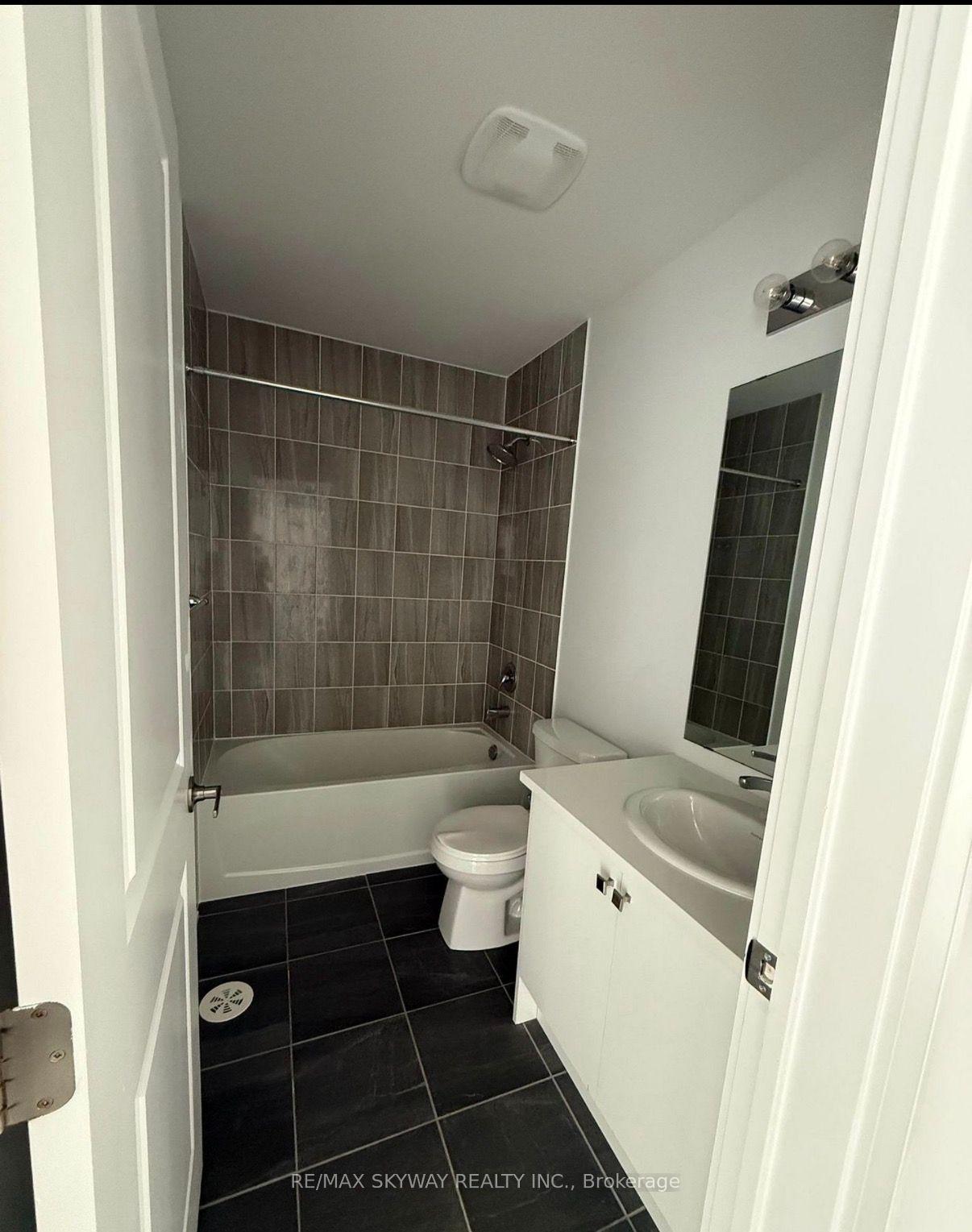 Photo 6 of 10 Blue Forest Crescent, Barrie, Innis-Shore — HOMEH