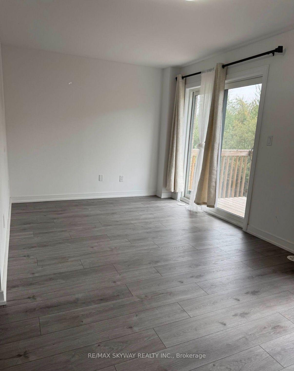 Photo 11 of 10 Blue Forest Crescent, Barrie, Innis-Shore — HOMEH