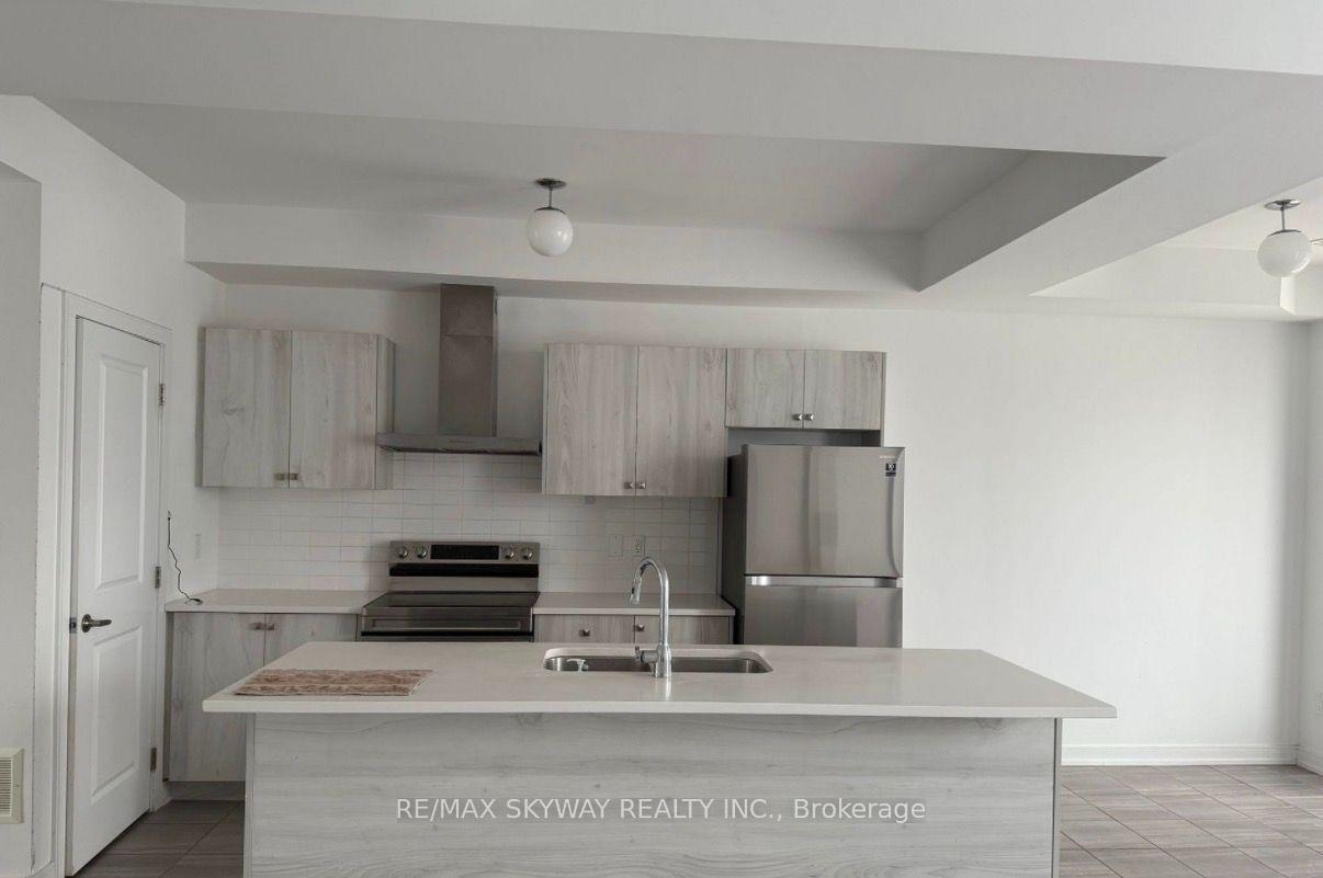 Photo 13 of 10 Blue Forest Crescent, Barrie, Innis-Shore — HOMEH