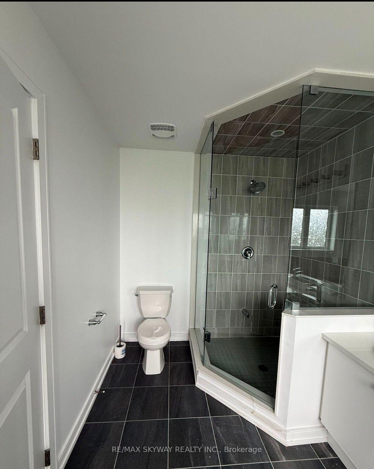 Photo 17 of 10 Blue Forest Crescent, Barrie, Innis-Shore — HOMEH