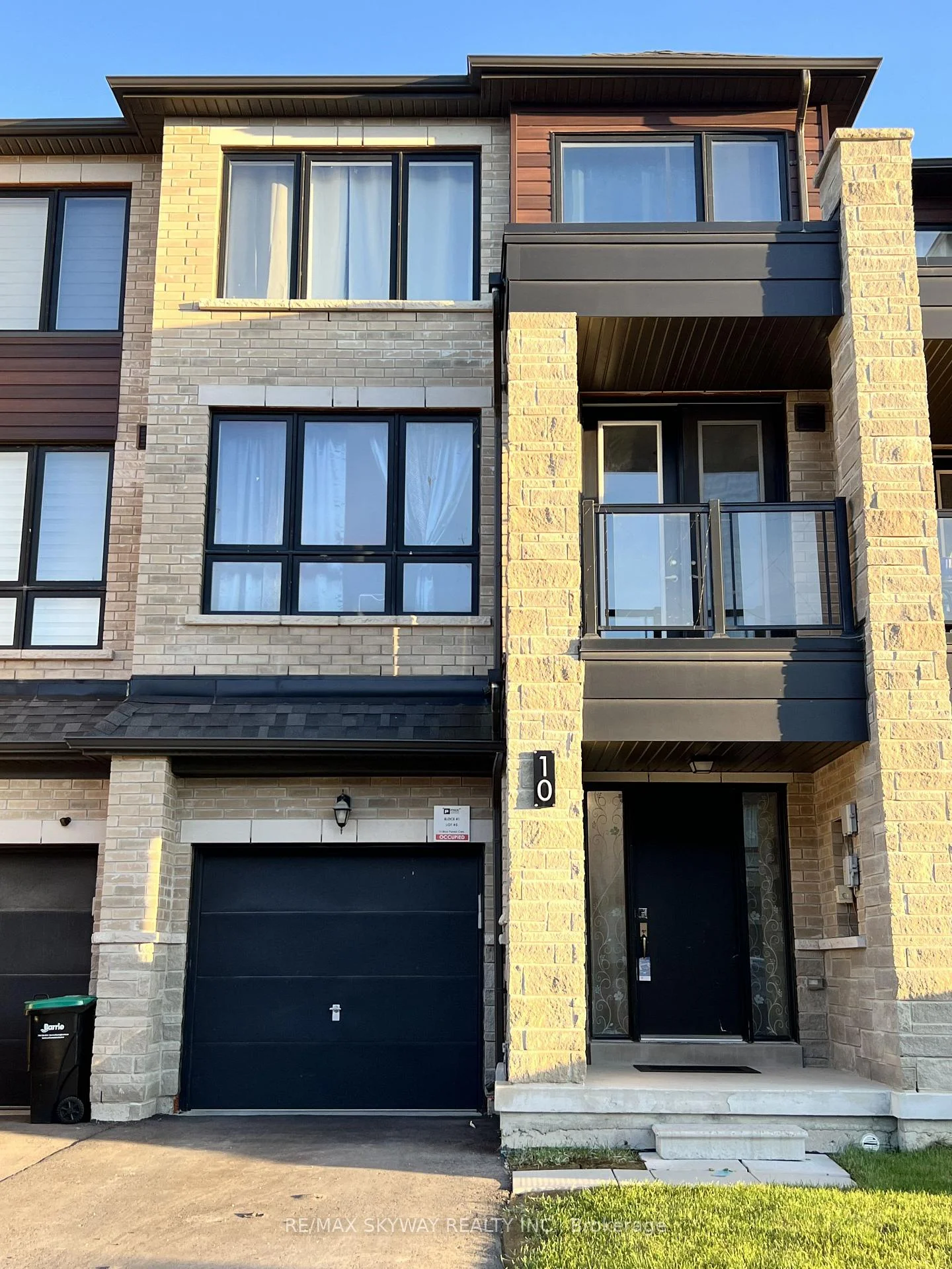 Photo 3 of 10 Blue Forest Crescent, Barrie, Innis-Shore — HOMEH