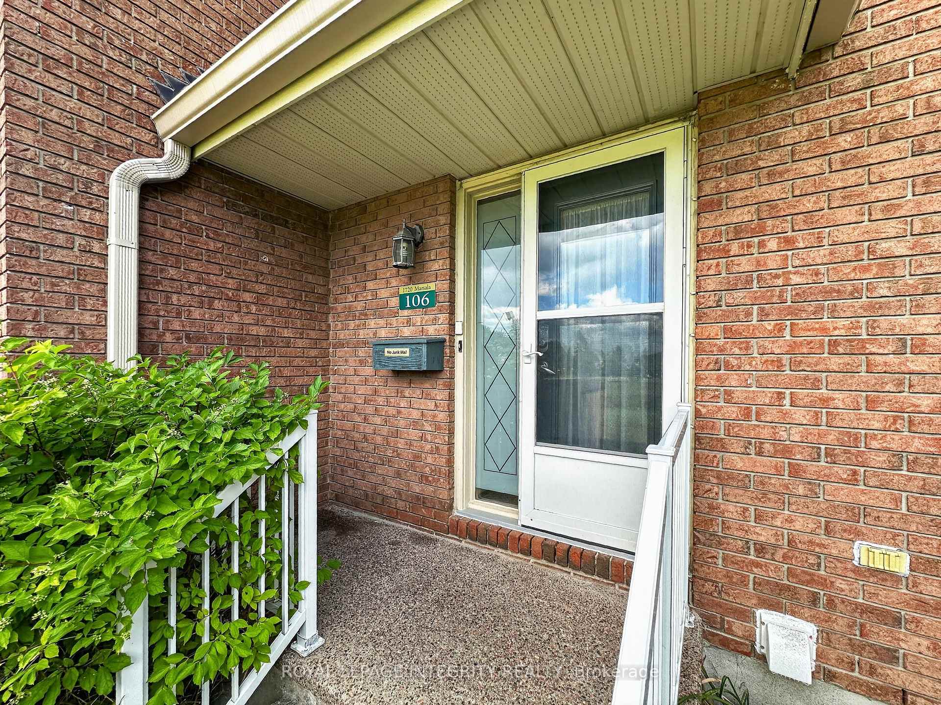 Photo 3 of Unit 106, 1720 Marsala Crescent, Ottawa, Fallingbrook/Pineridge — HOMEH