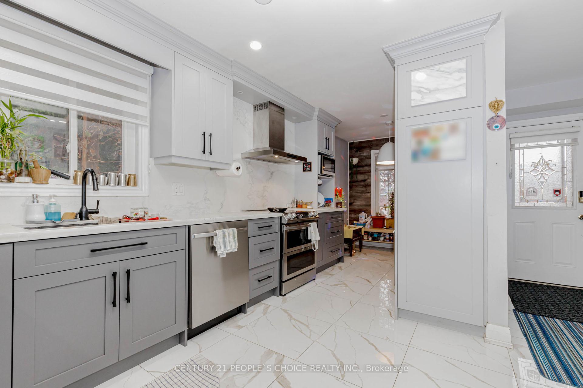 Photo 4 of 32 Elderwood Place, Brampton, Brampton North — HOMEH